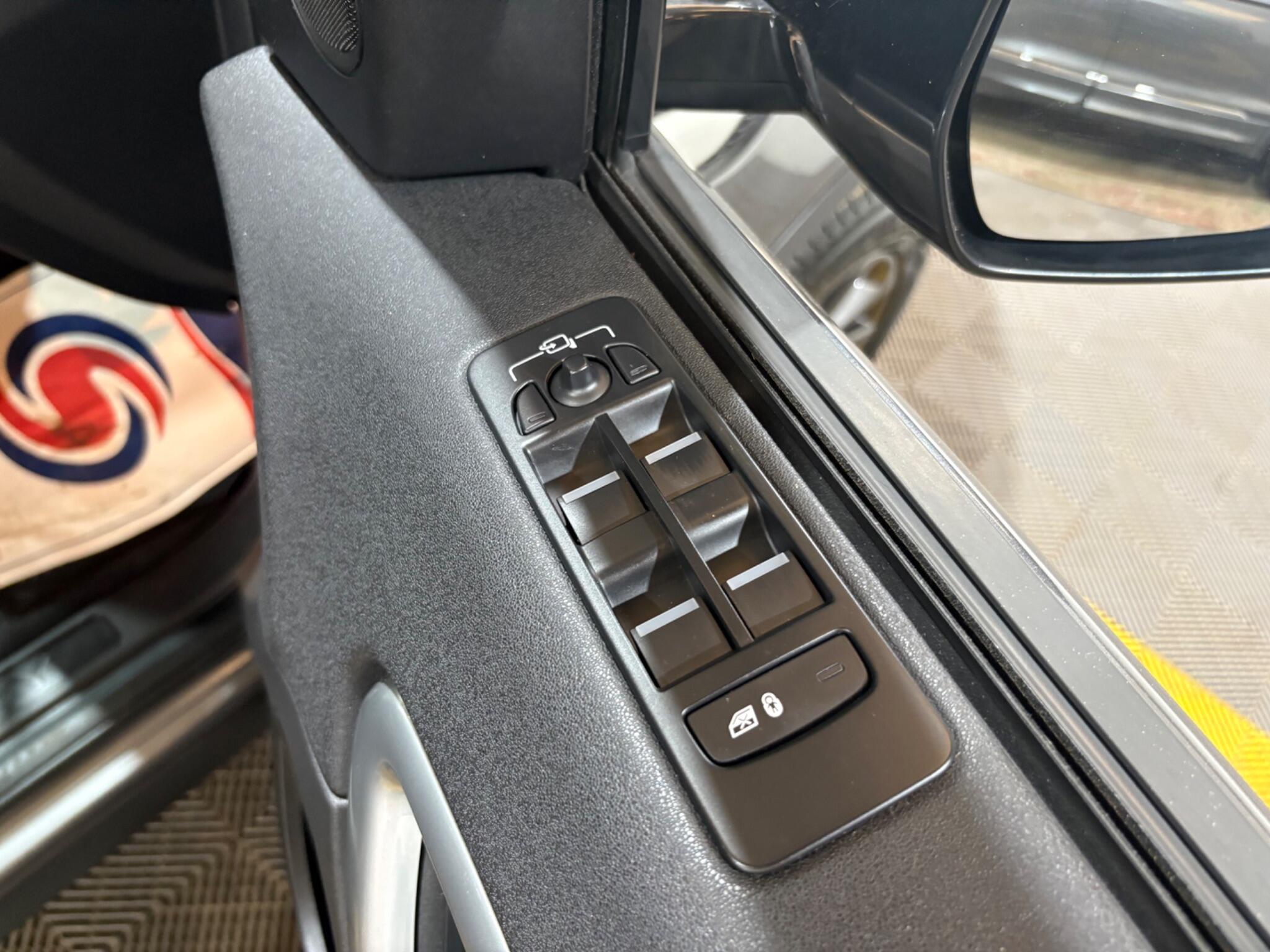 Land Rover Discovery Sport view 43