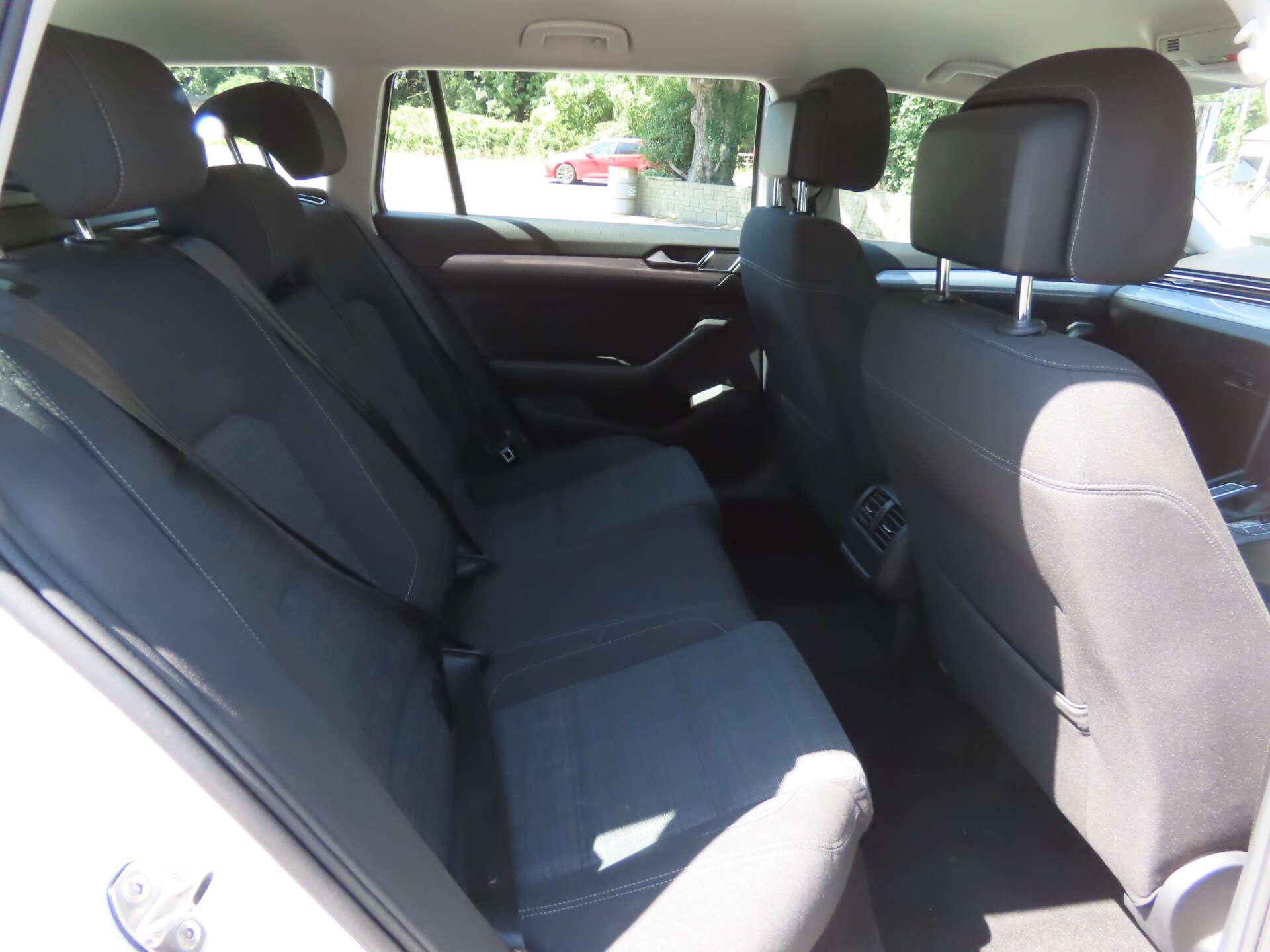 Volkswagen Passat view 9