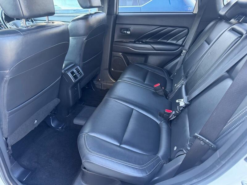 Mitsubishi Outlander view 16