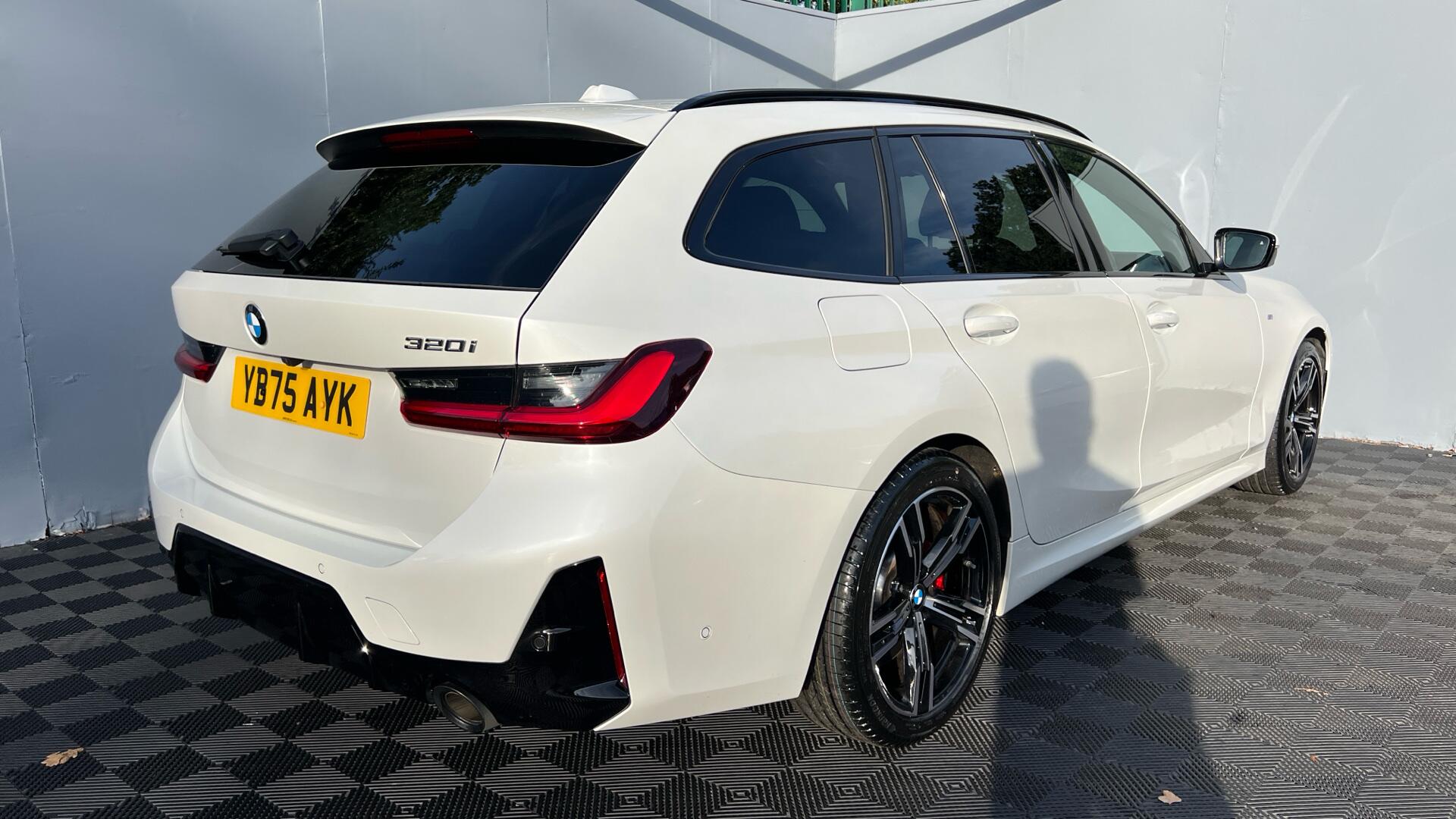 BMW 3 Series view 28