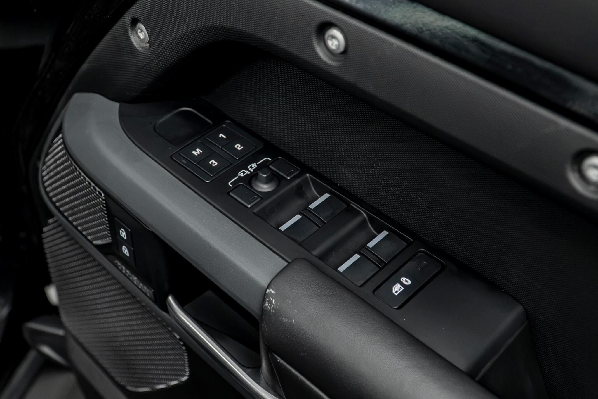 Land Rover Defender 110 view 32