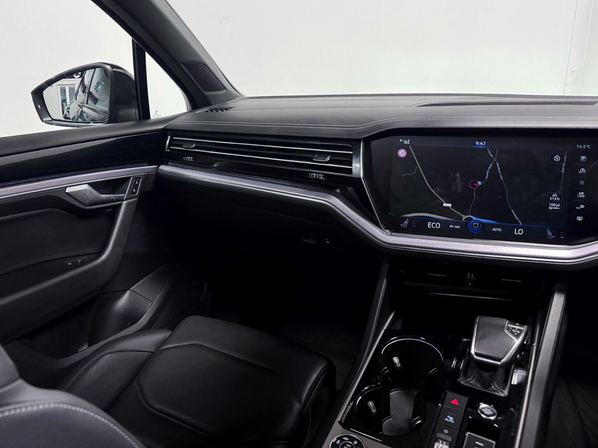 Volkswagen Touareg view 22