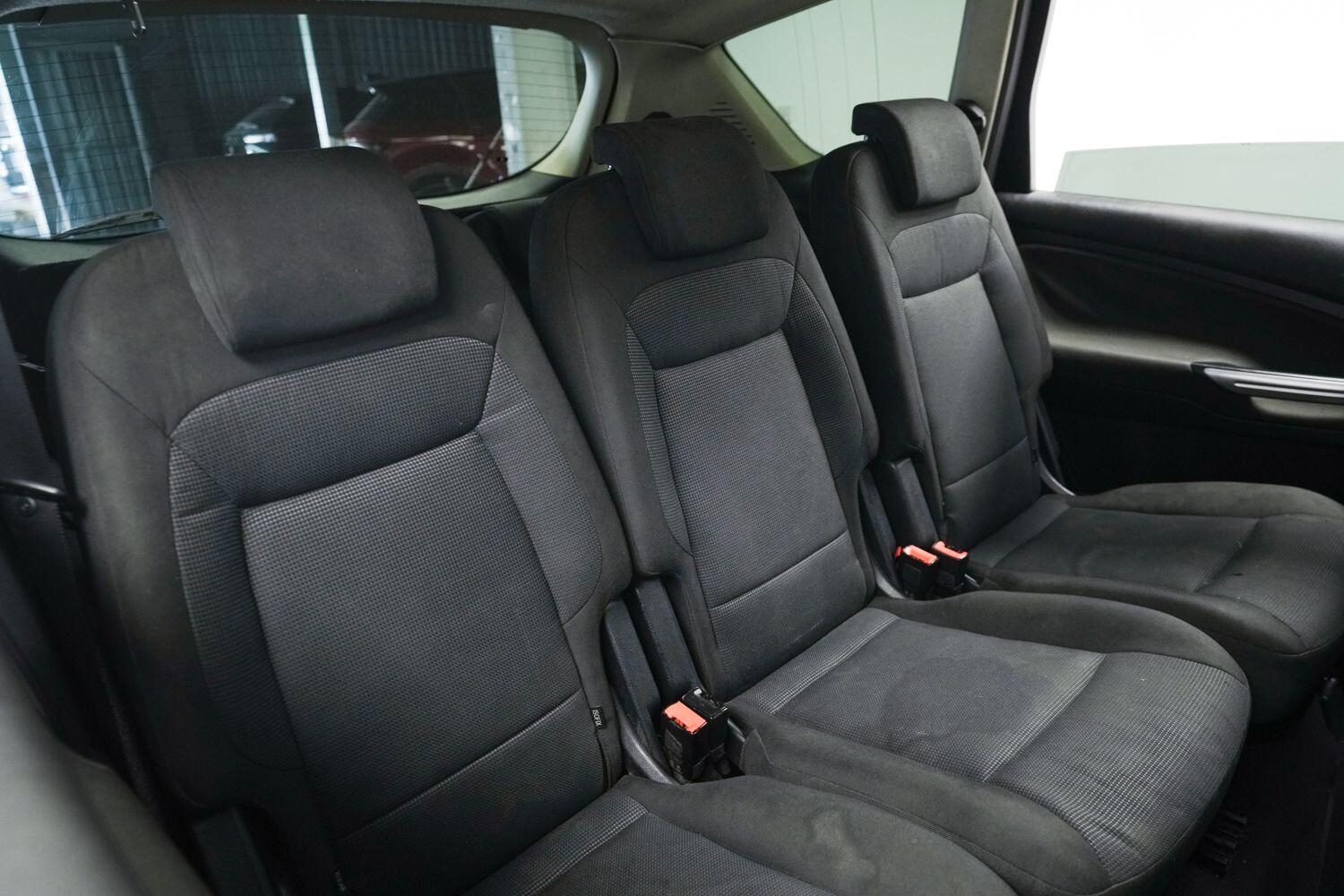 Ford S-Max view 13