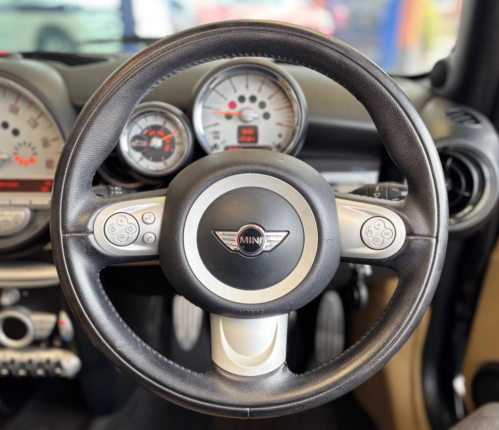 Mini Convertible view 24