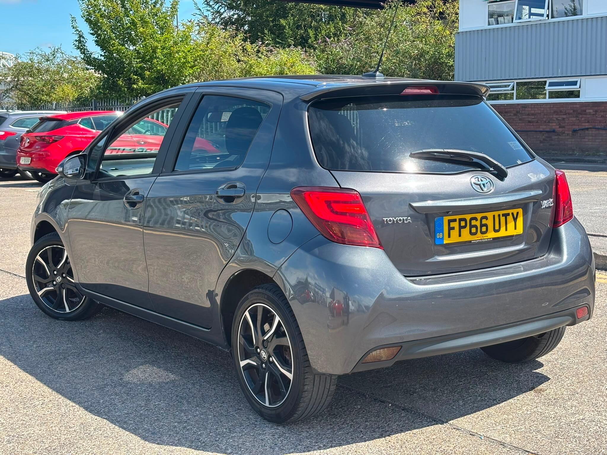 Toyota Yaris view 4