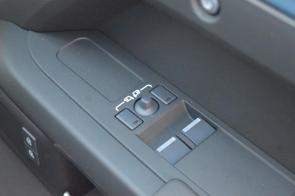 Land Rover Defender view 40