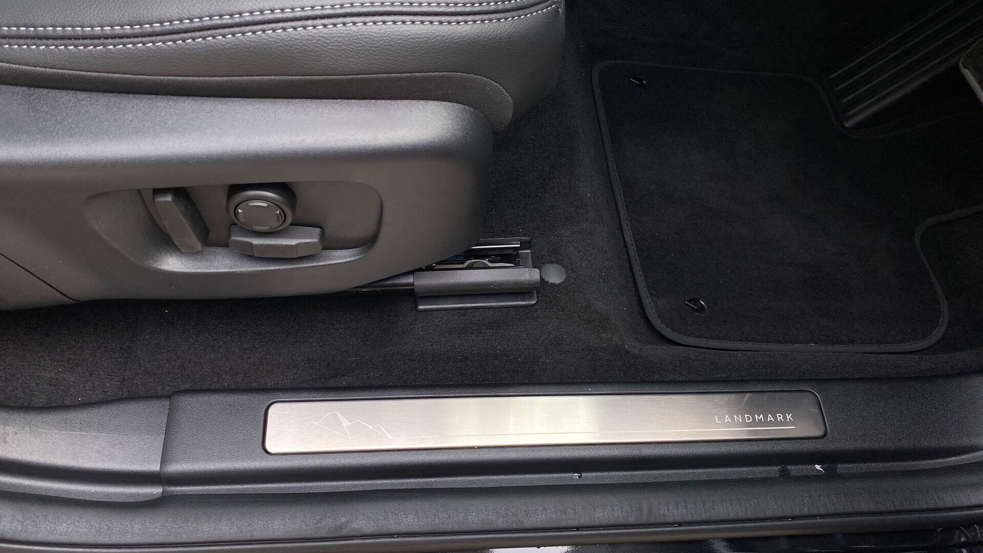 Land Rover Discovery Sport view 30