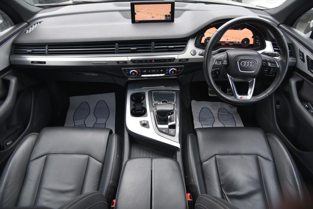 Audi Q7 view 2