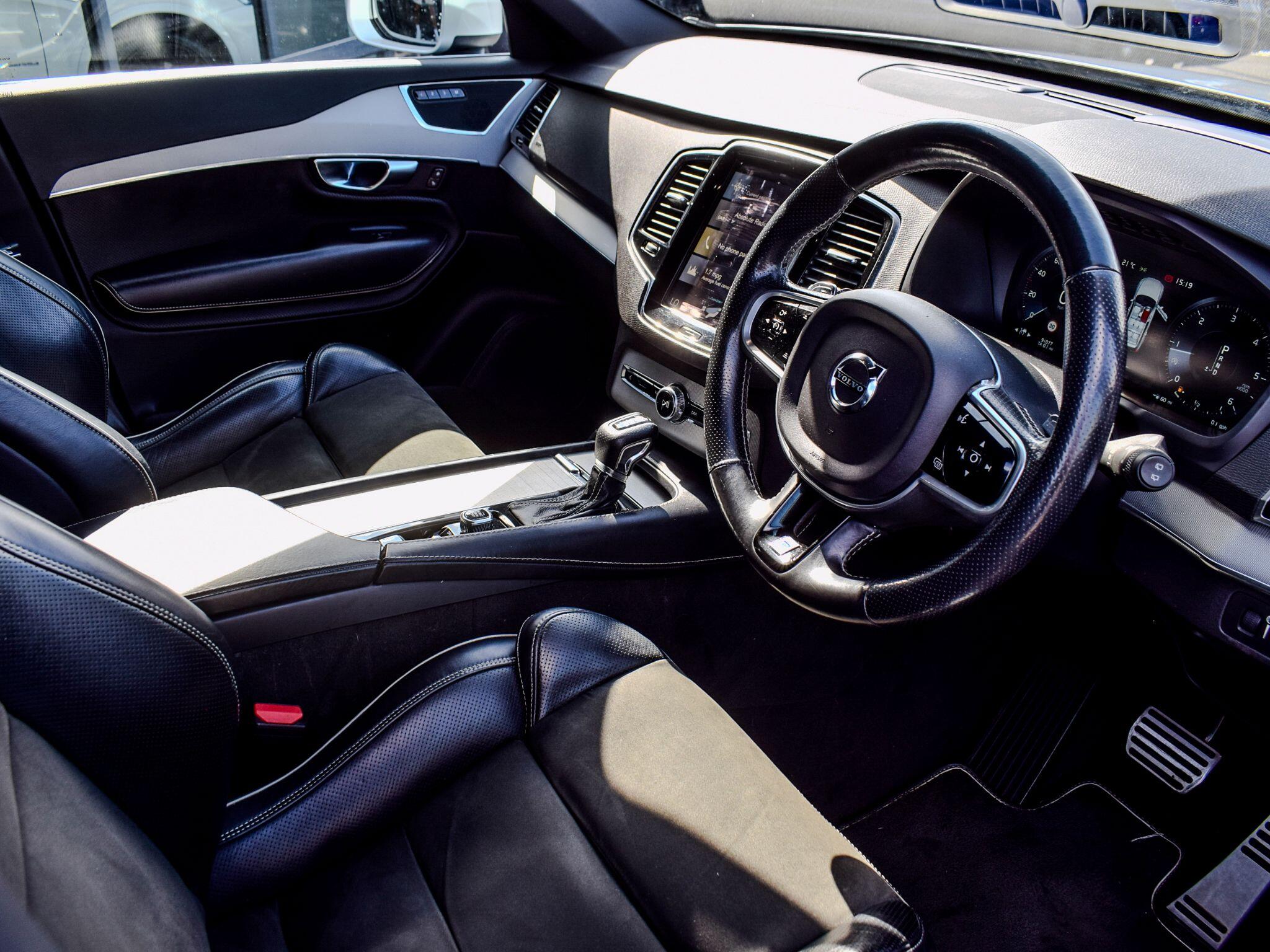 Volvo XC90 view 8