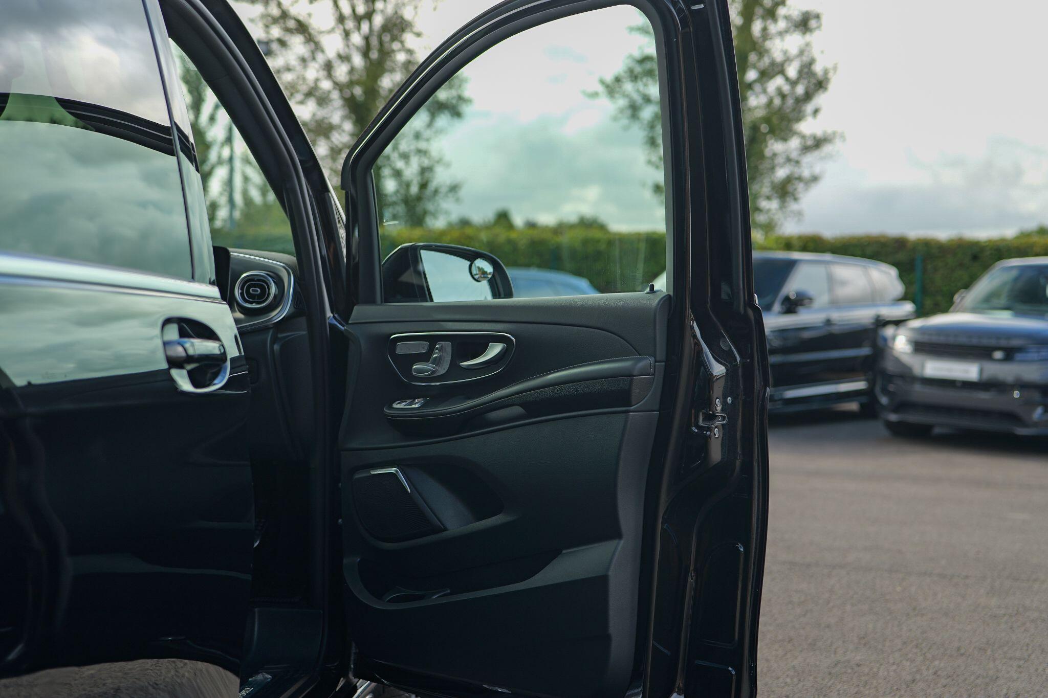 Mercedes-Benz V Class view 33