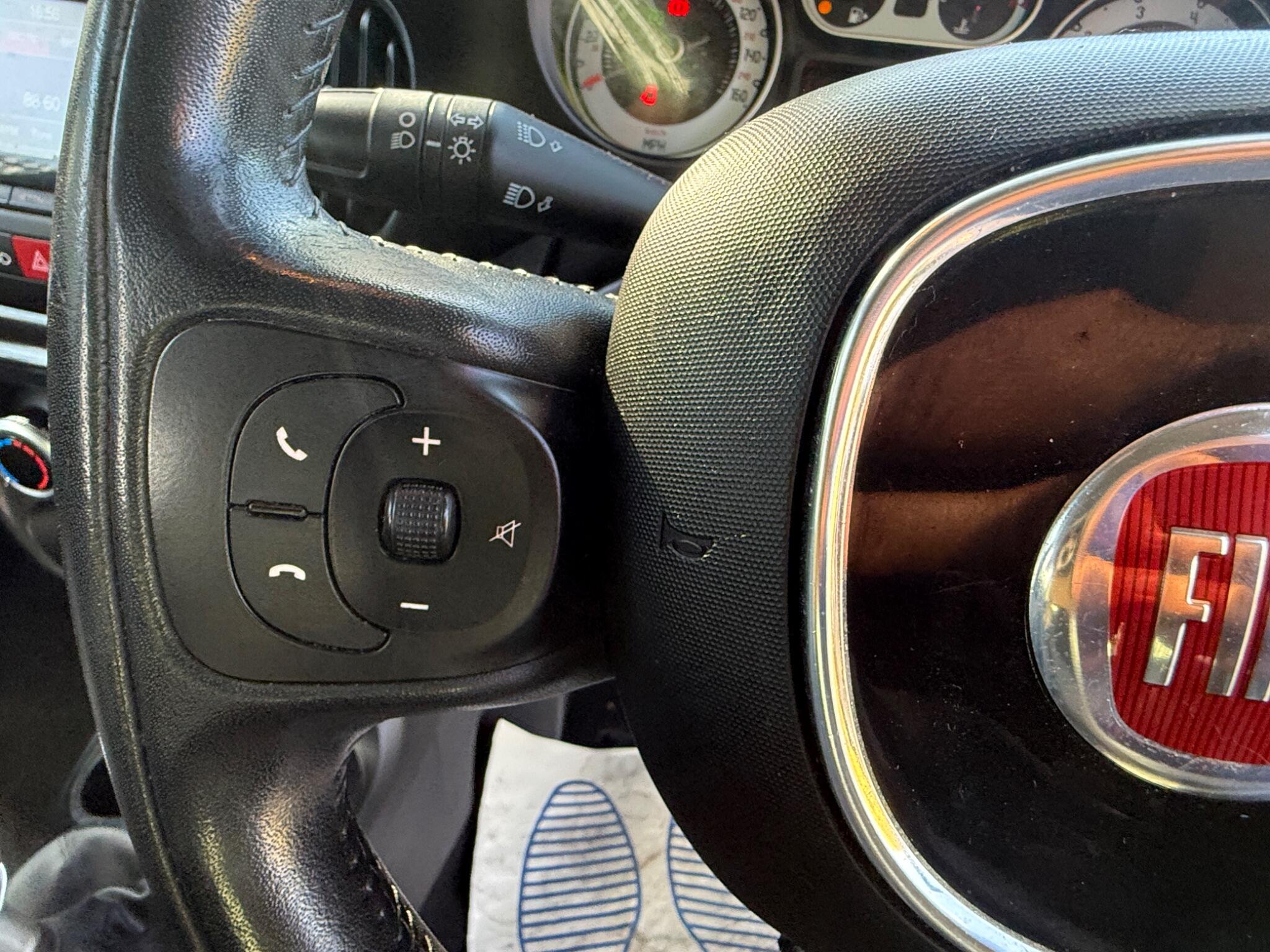 2015 Fiat 500L image 23