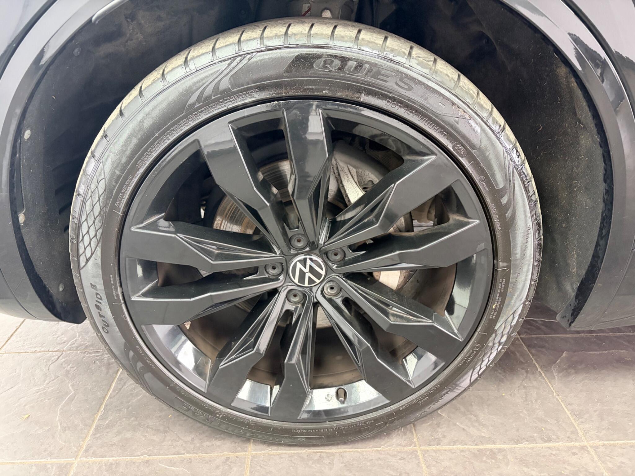 Volkswagen Touareg view 20