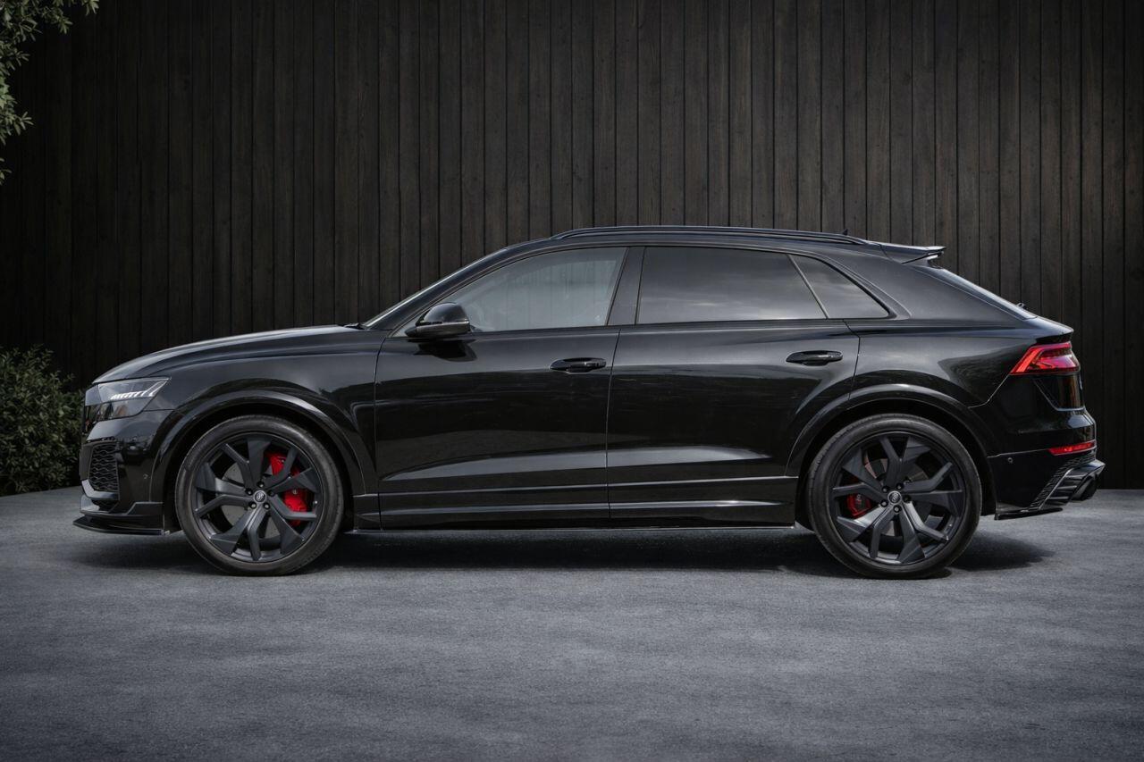 Audi RS Q8 view 11
