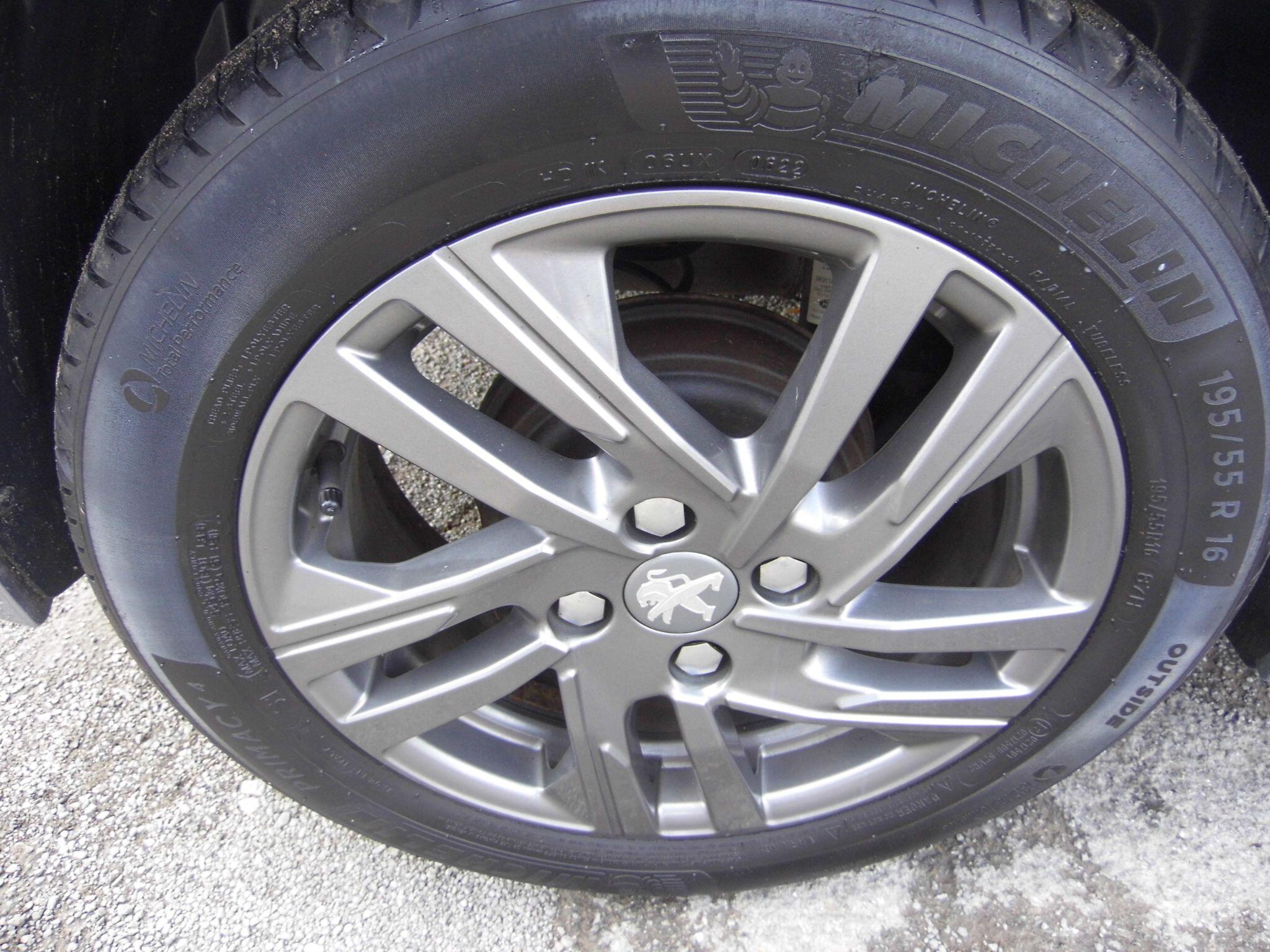 Peugeot 208 view 12