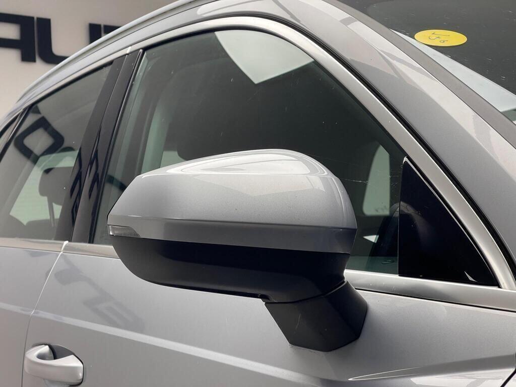 Audi Q3 view 18