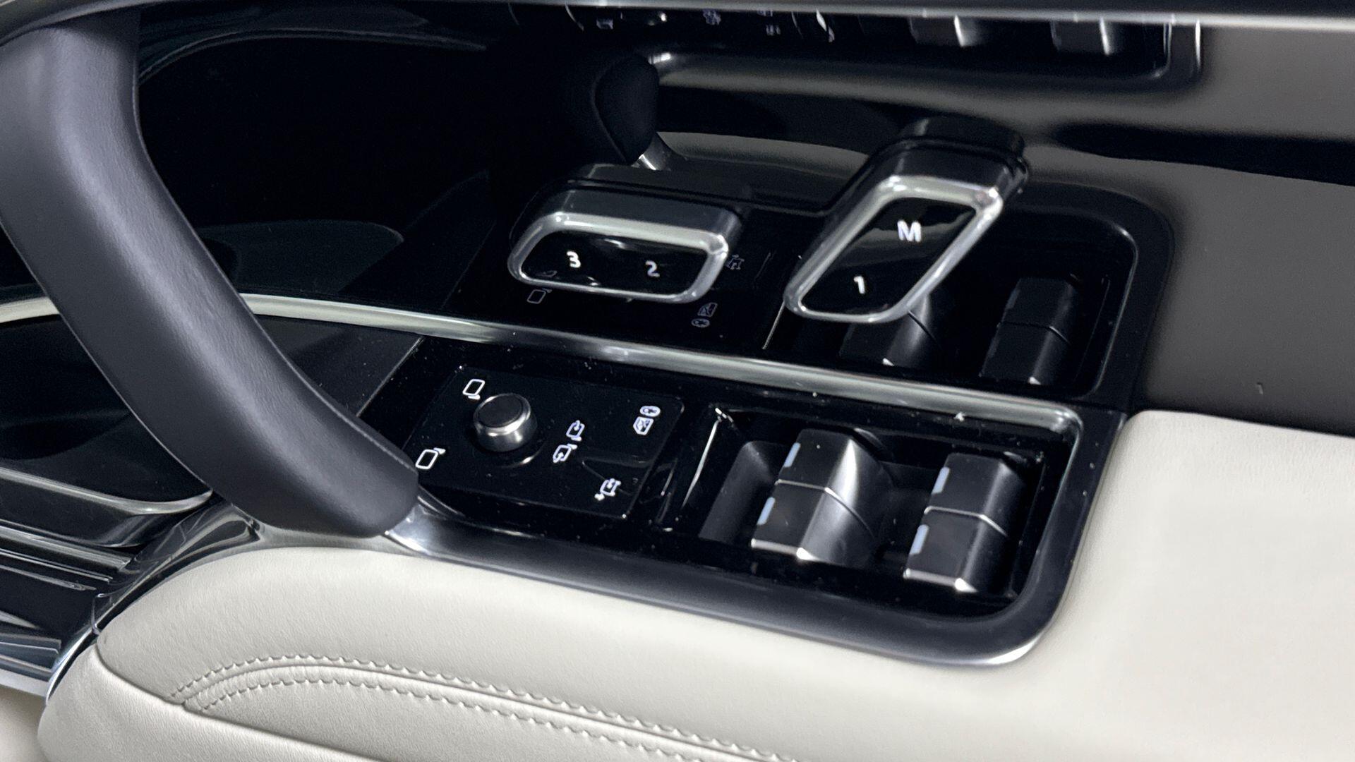 Land Rover Range Rover view 22