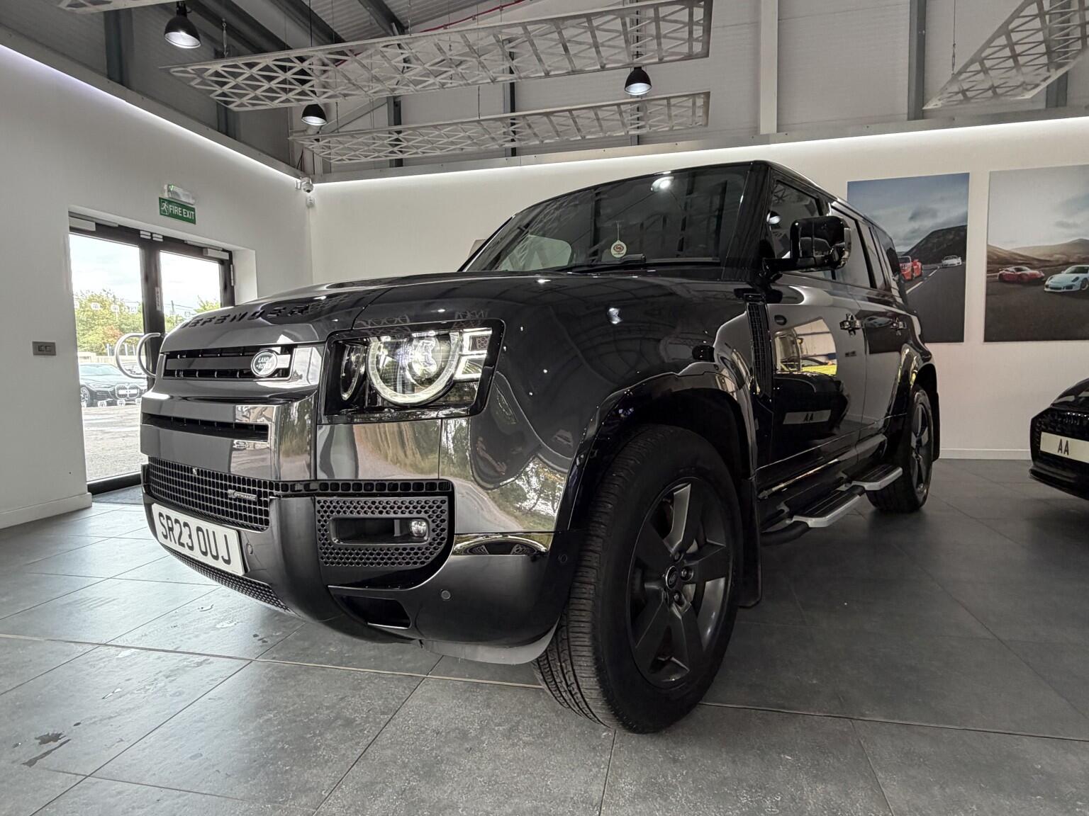 Land Rover Defender 110 view 45