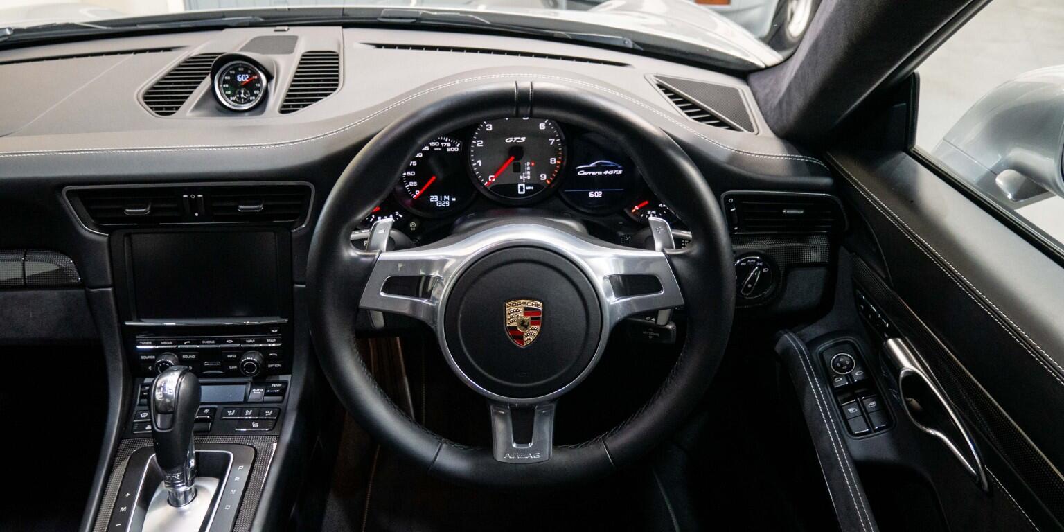 Porsche 911 view 22