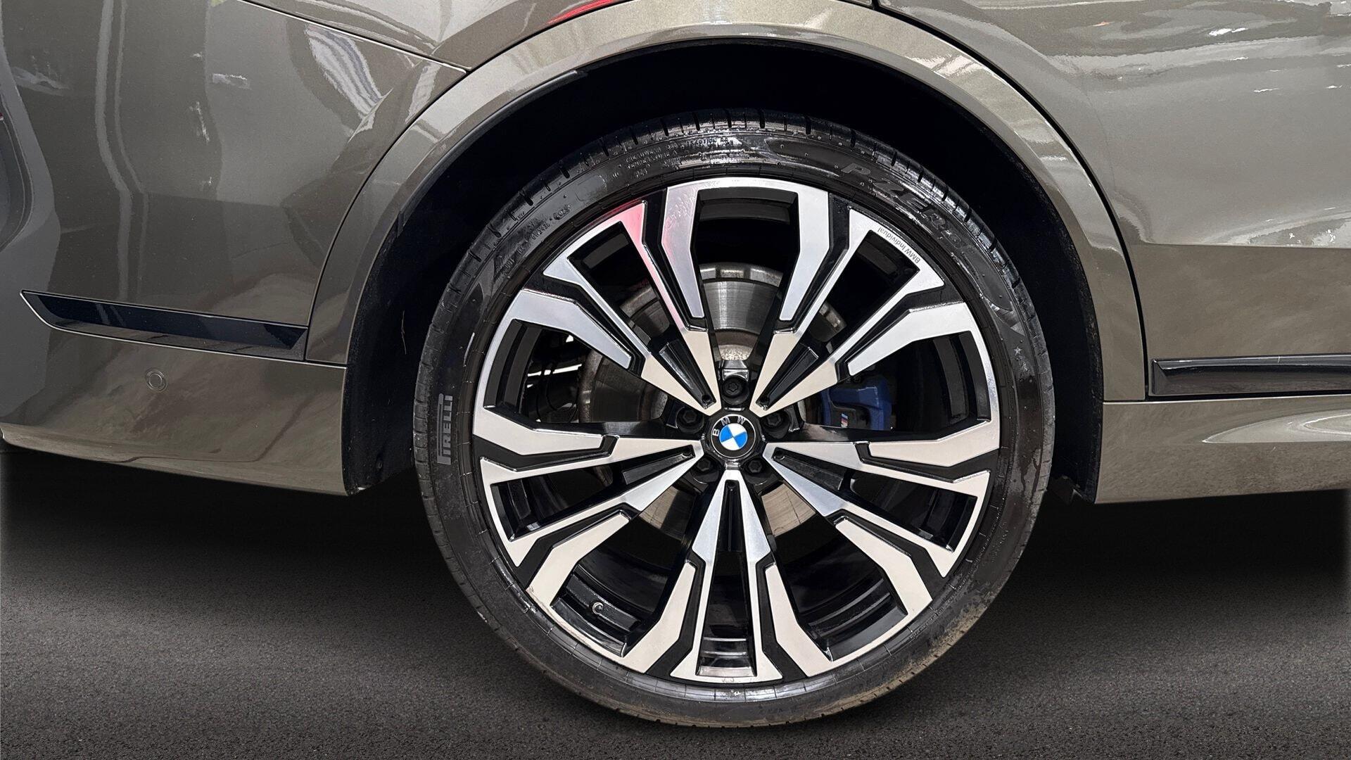 BMW X7 view 14