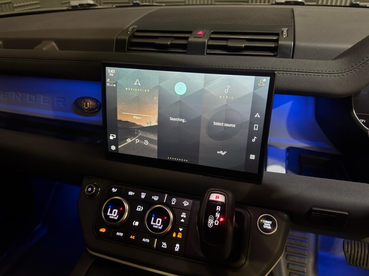 Land Rover Defender 110 view 13