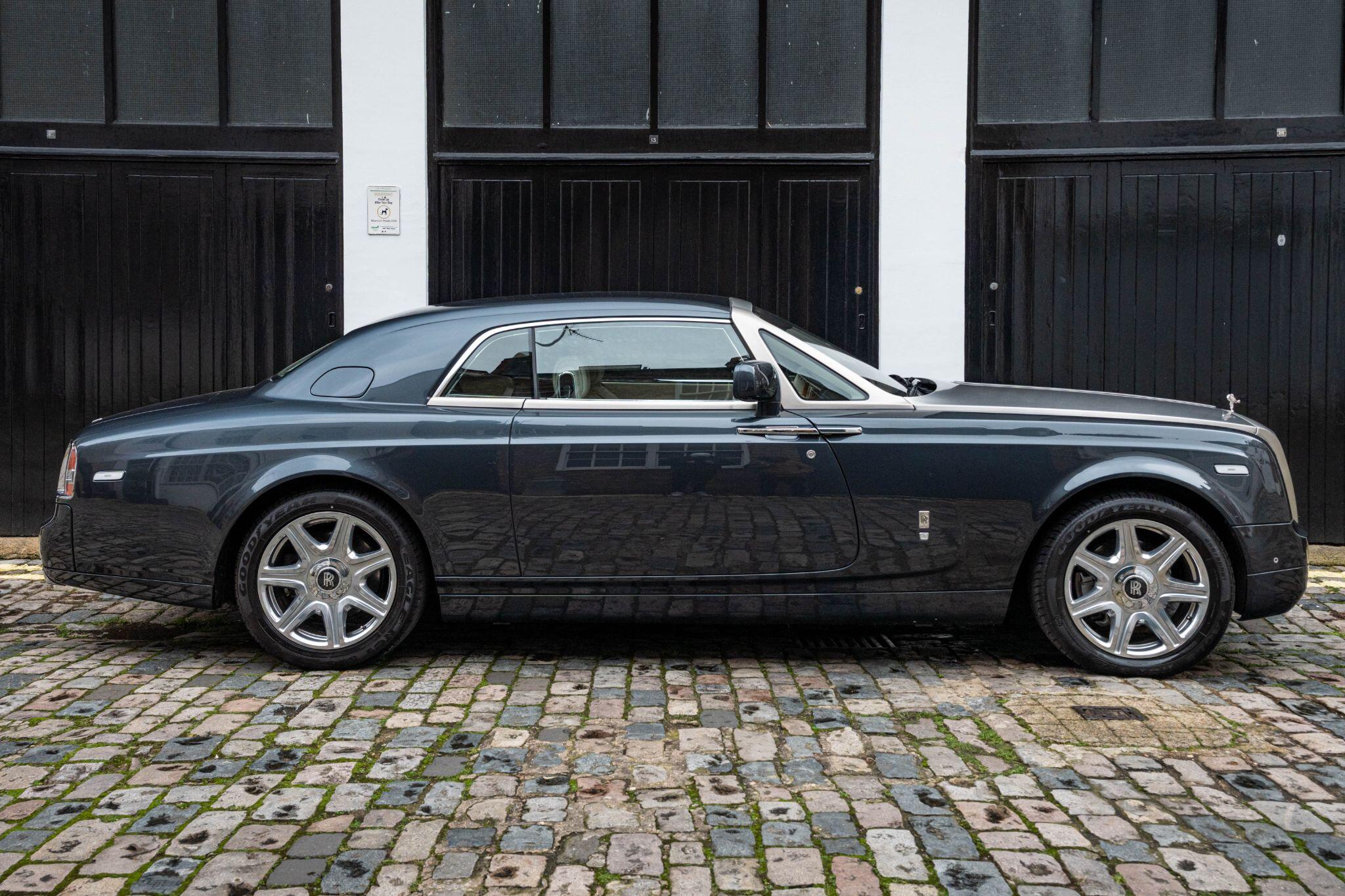 Rolls-Royce Phantom view 2
