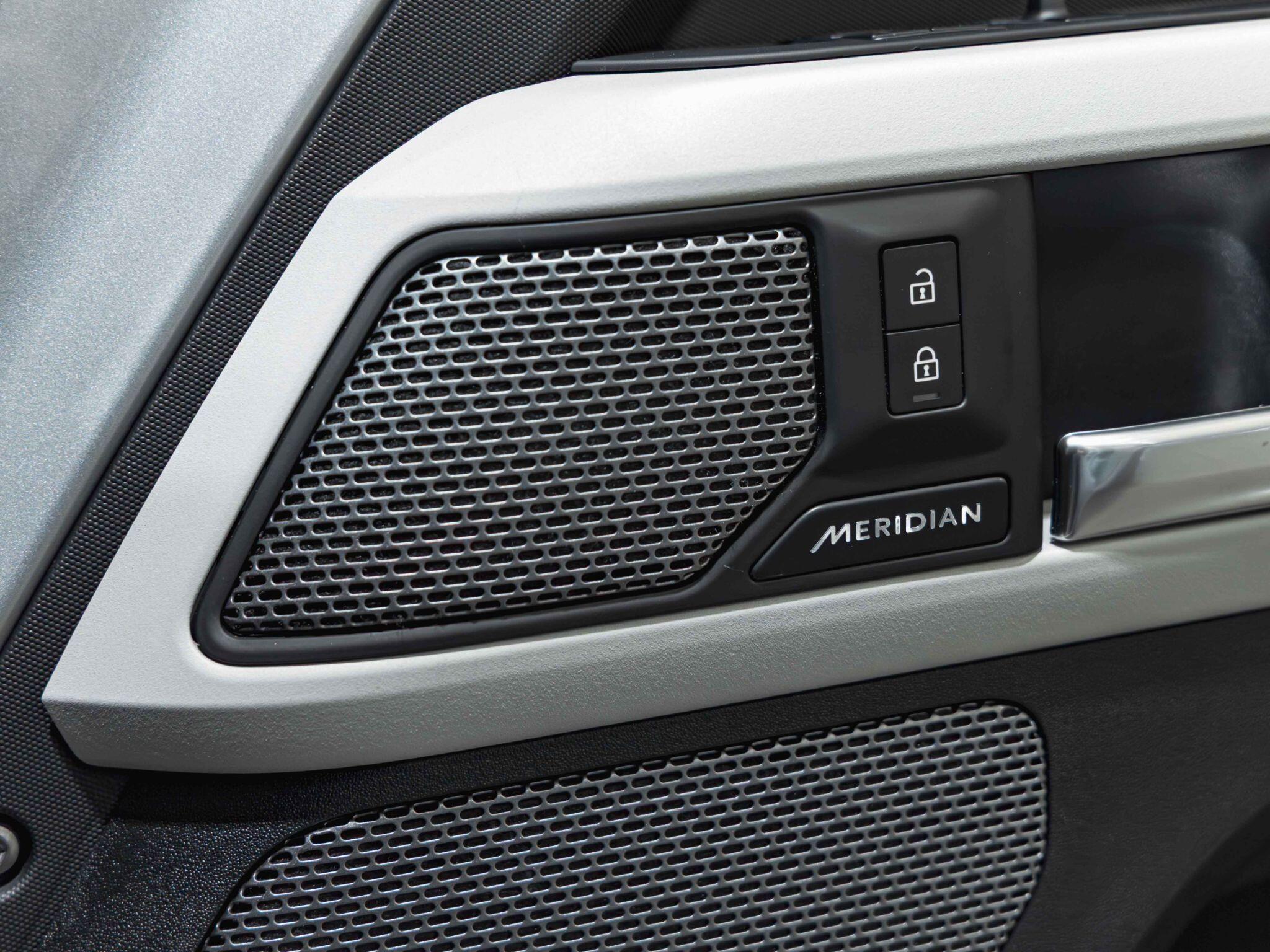 Land Rover Defender 110 view 23