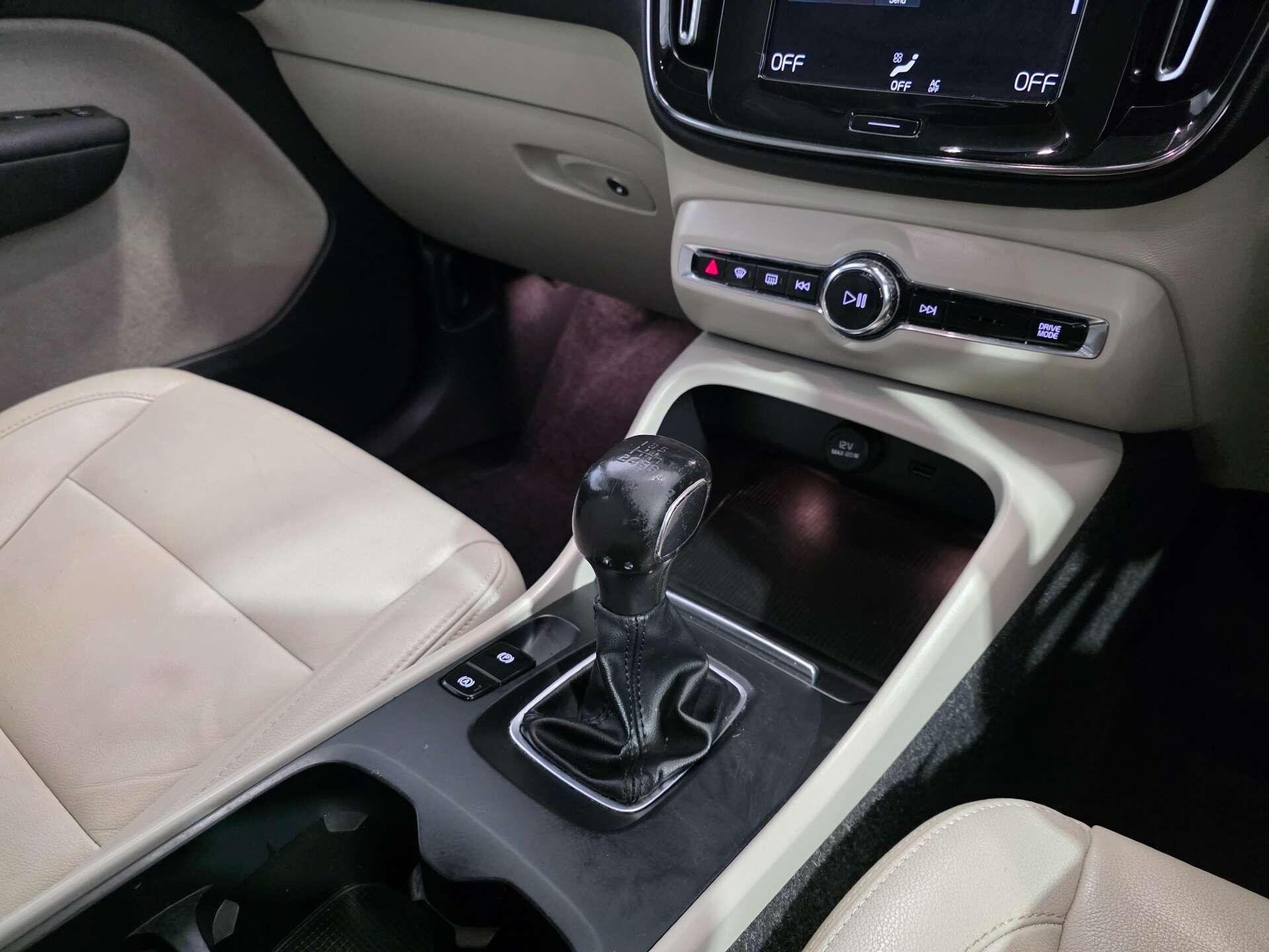 Volvo XC40 view 34