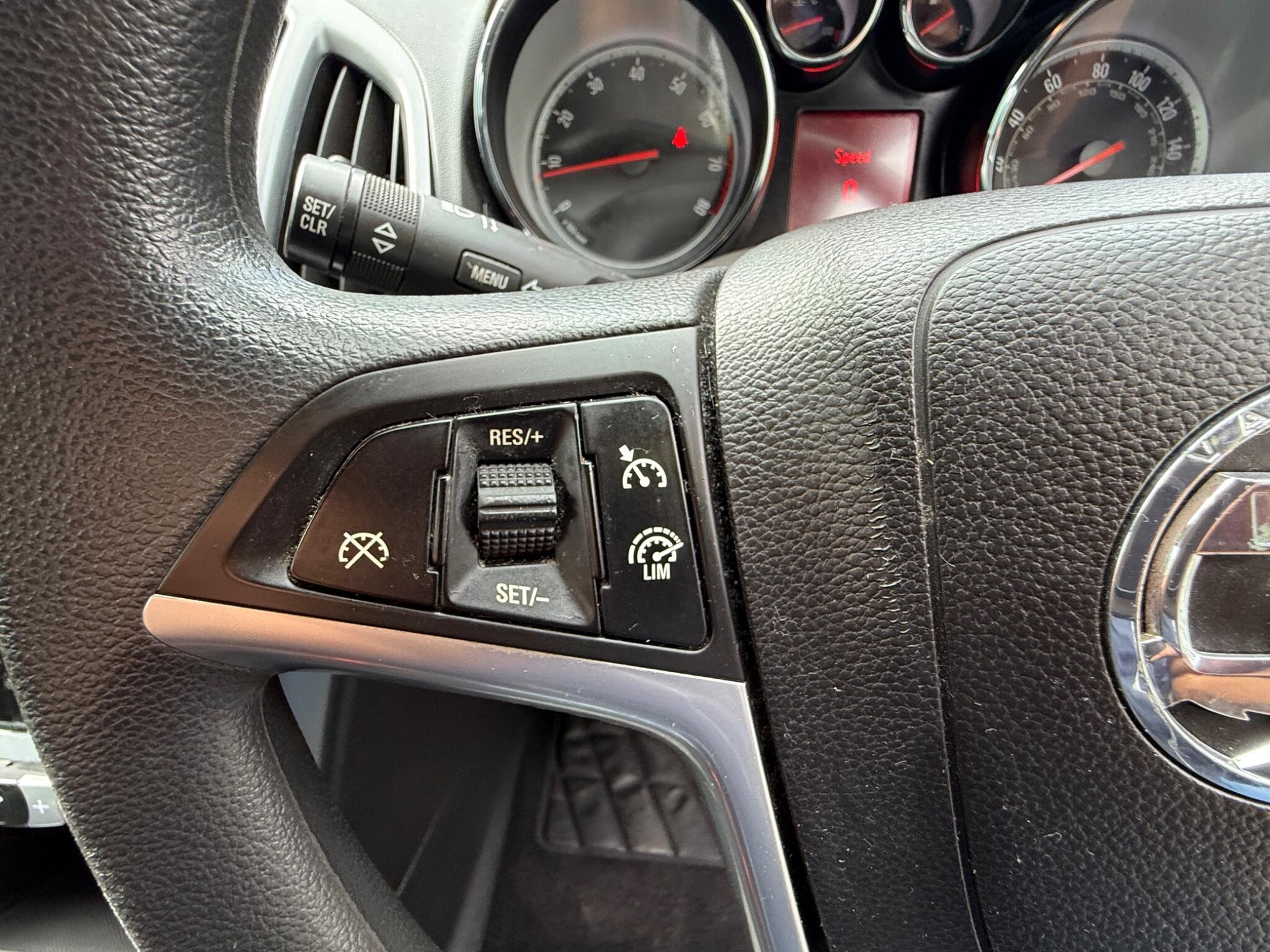2014 Vauxhall Astra image 26