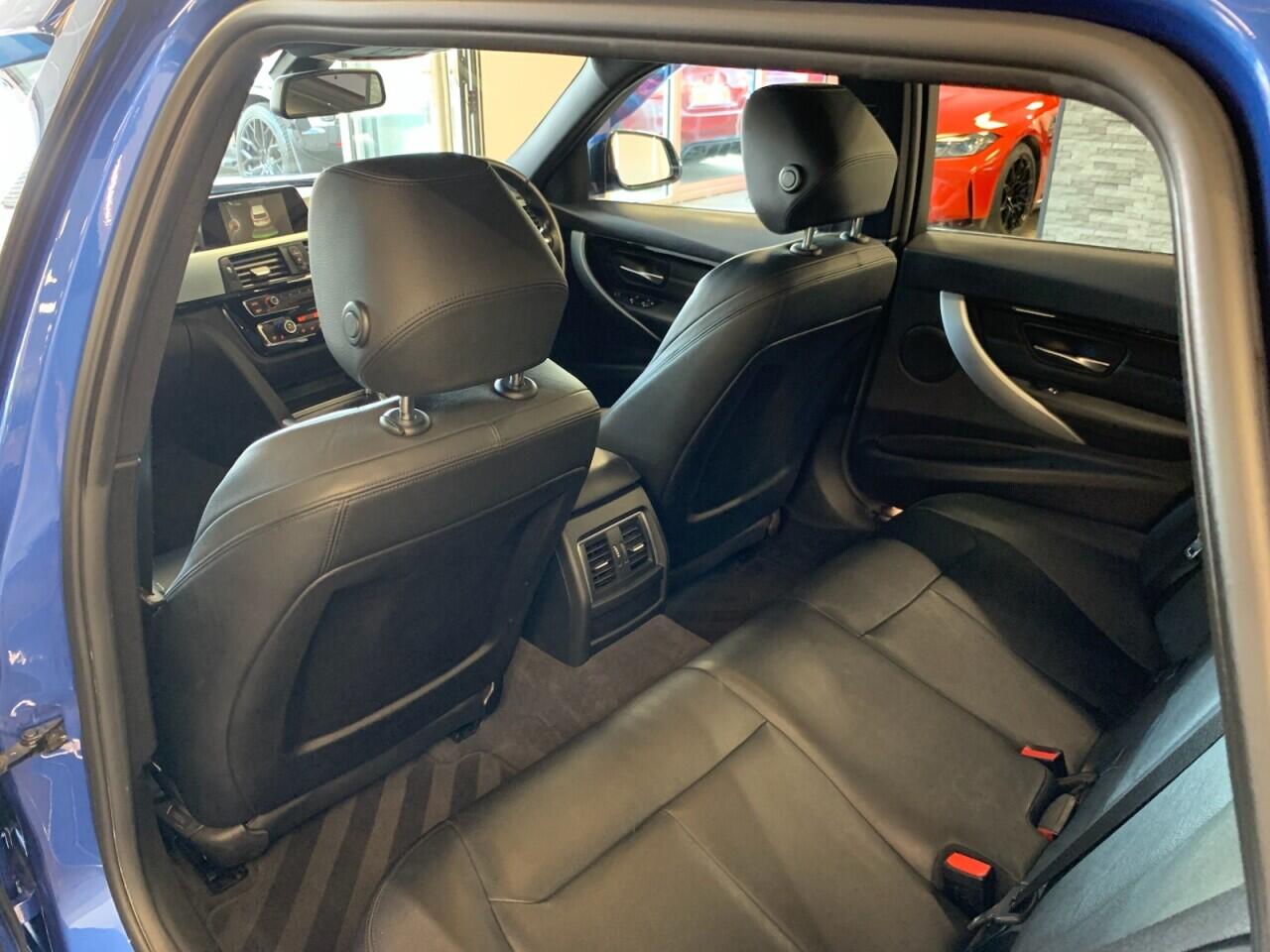 BMW 3 Series view 27
