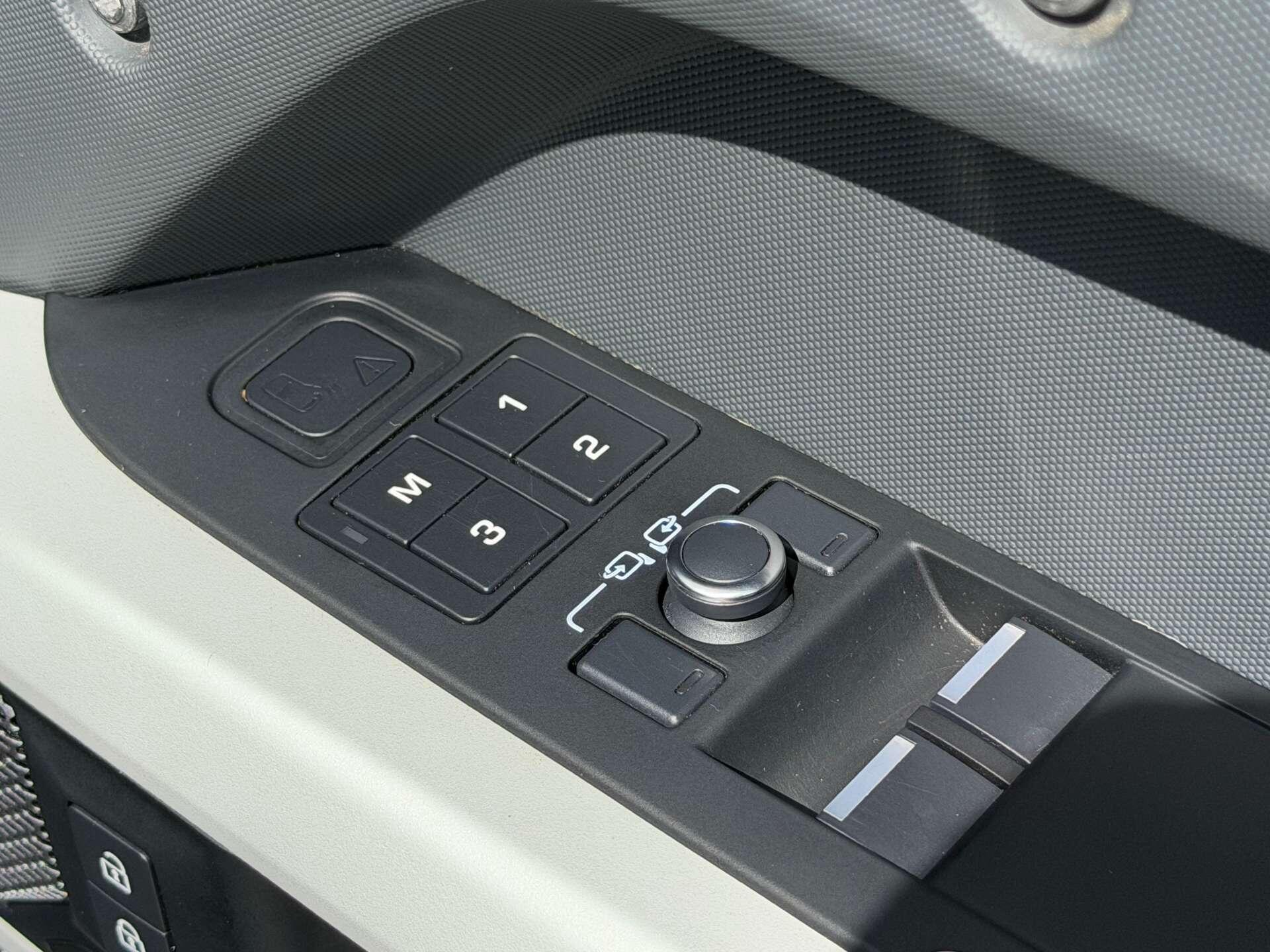 Land Rover Defender view 41