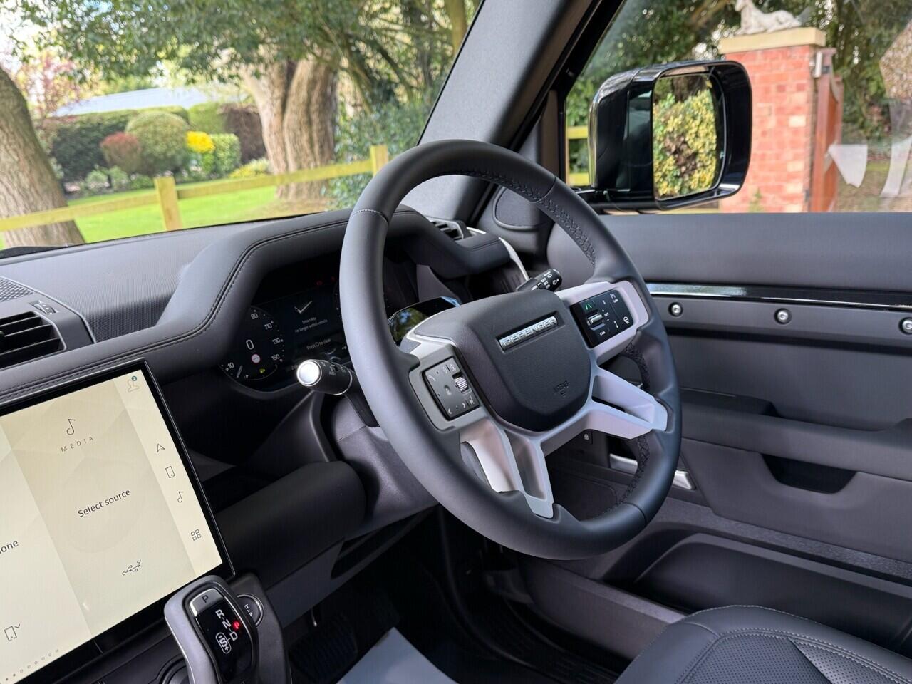 Land Rover Defender 110 view 18