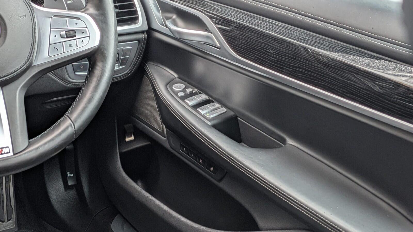 BMW 7 Series view 26