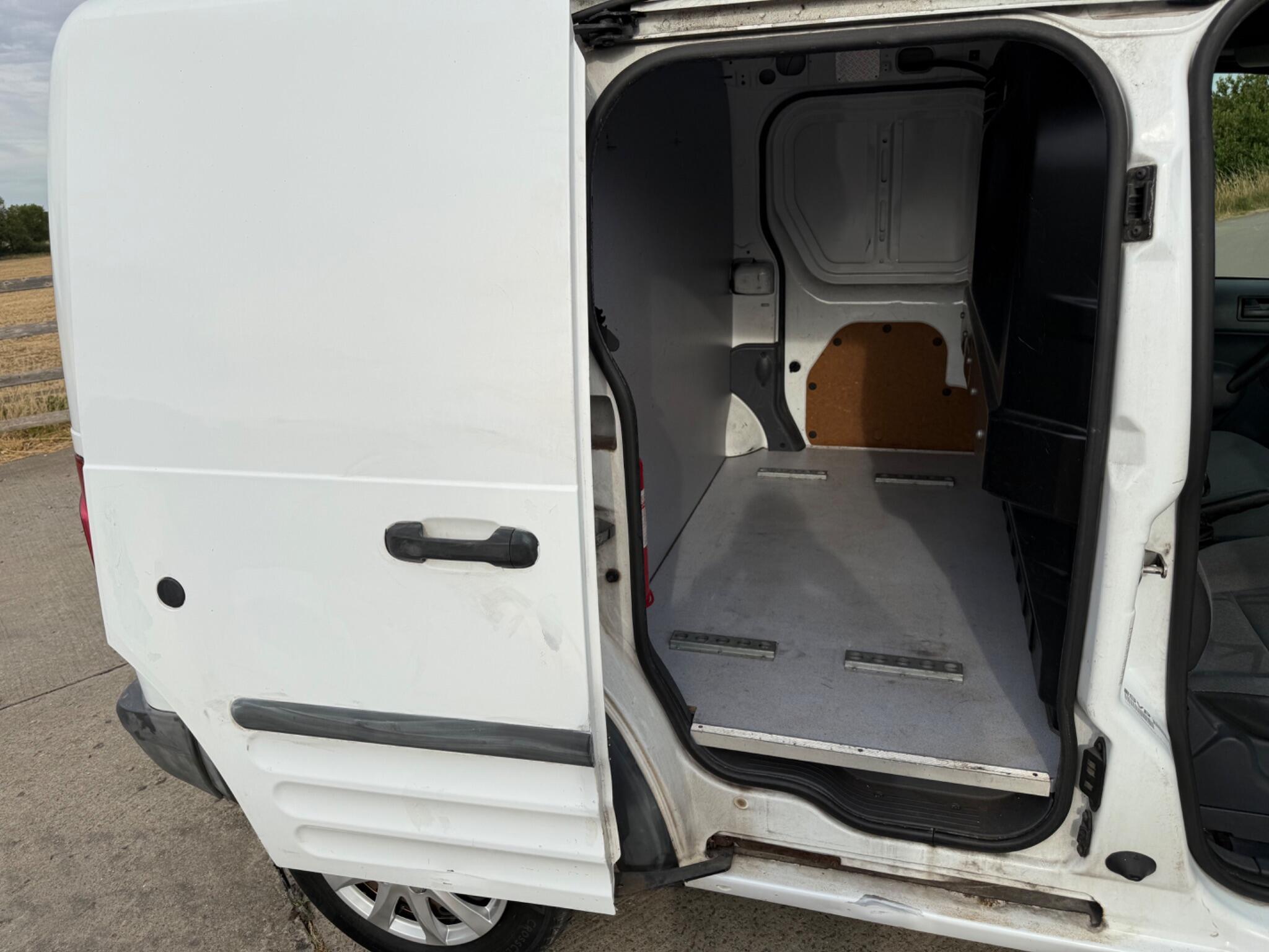 Ford Transit Connect 1.8 TDCi T200 L1 H1 4dr — photo 40 of 86