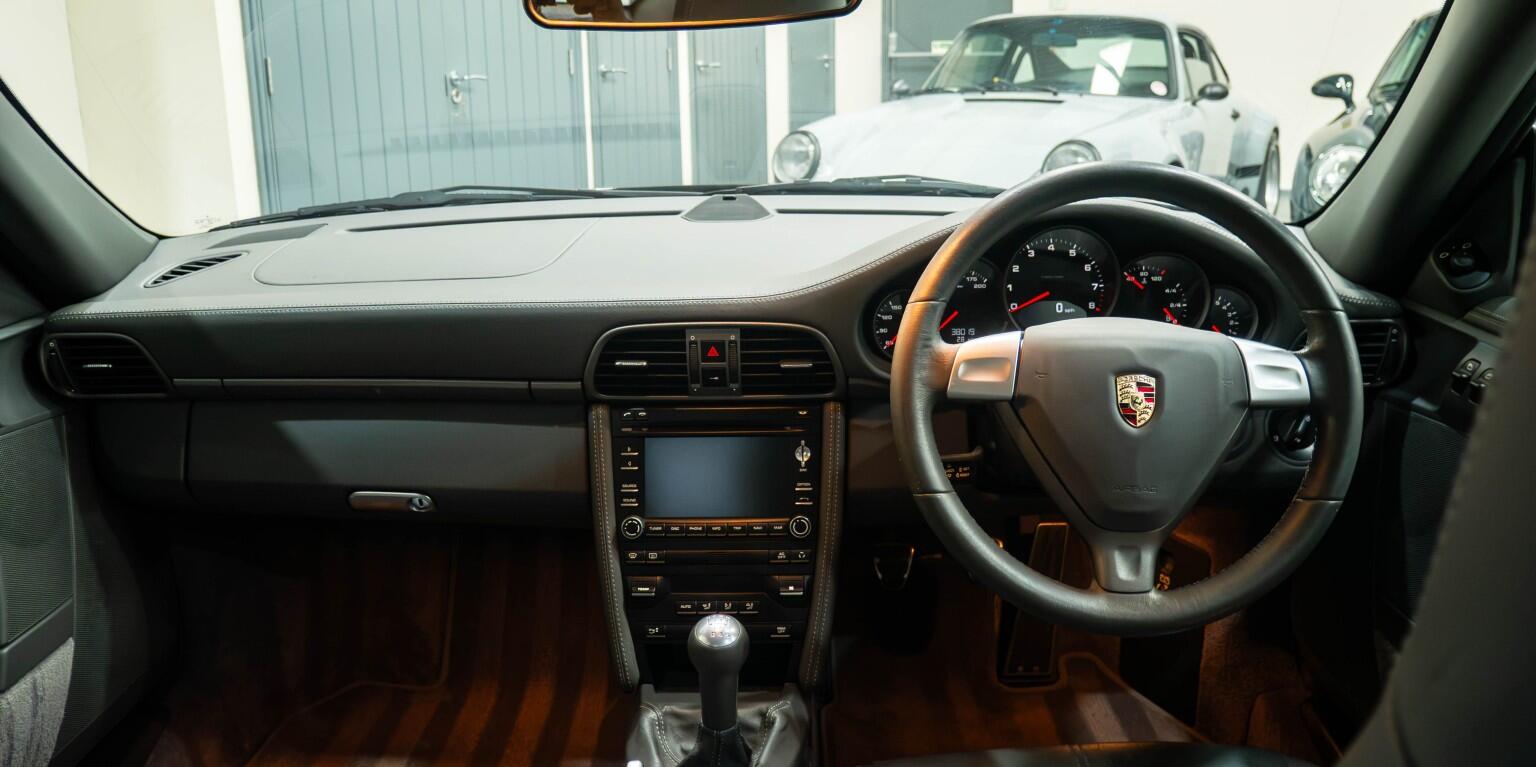 Porsche 911 view 21