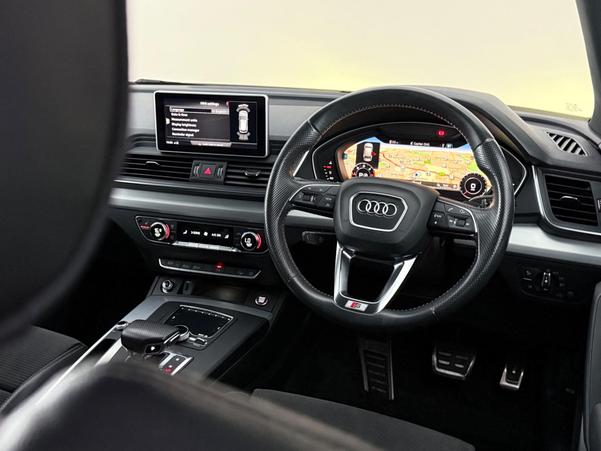 Audi Q5 view 14