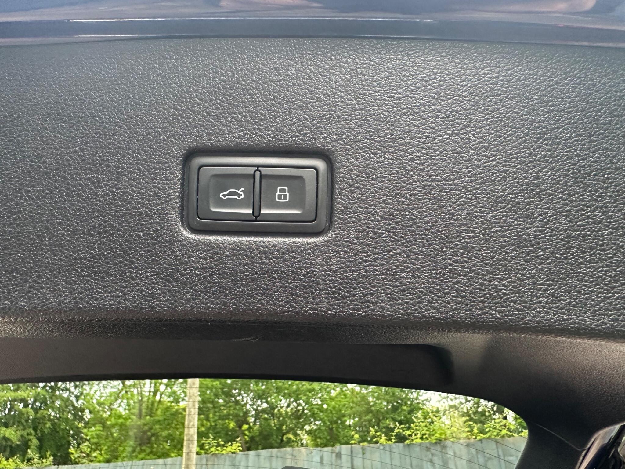 Audi Q8 view 40