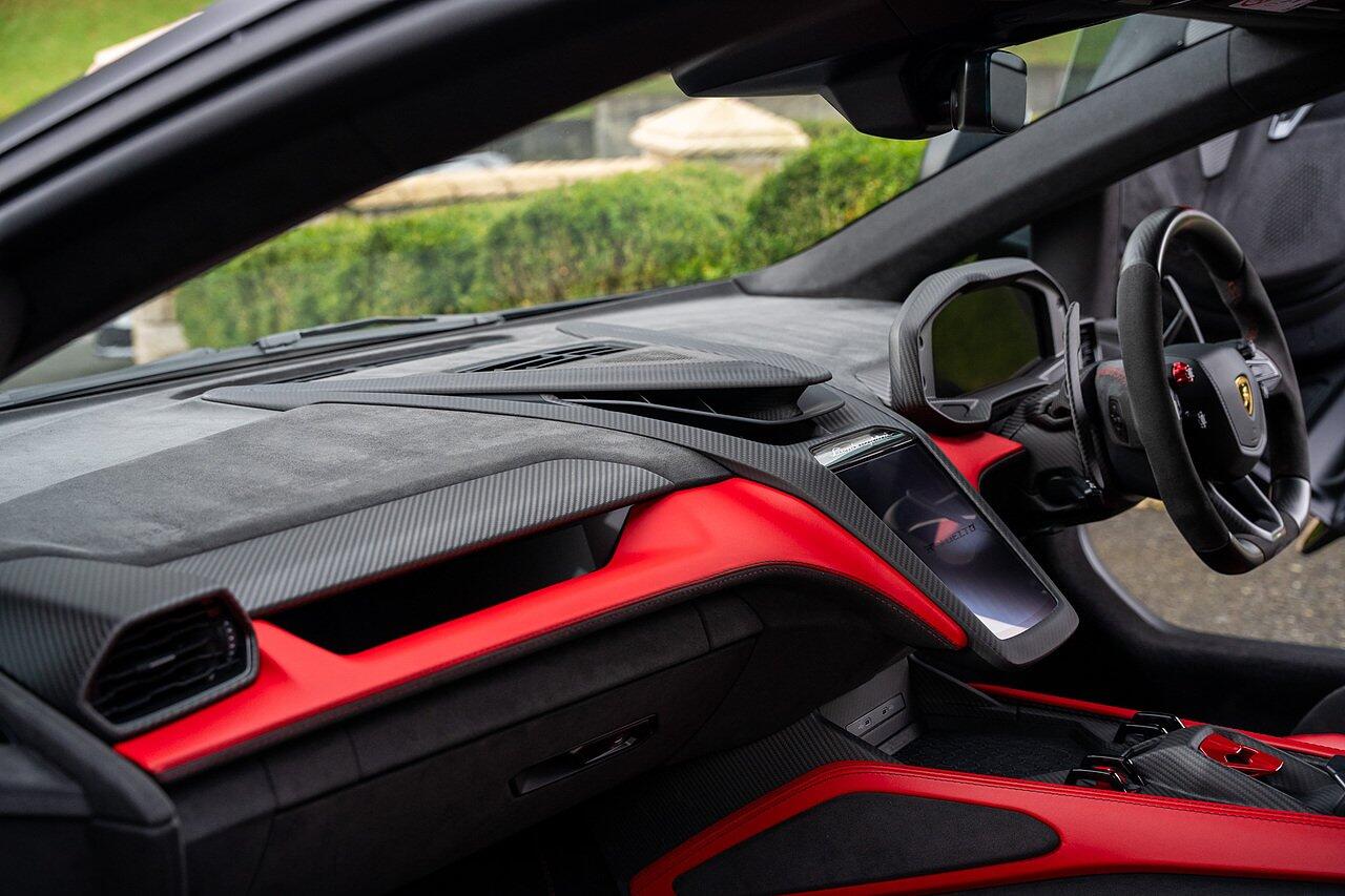 Lamborghini Revuelto view 85