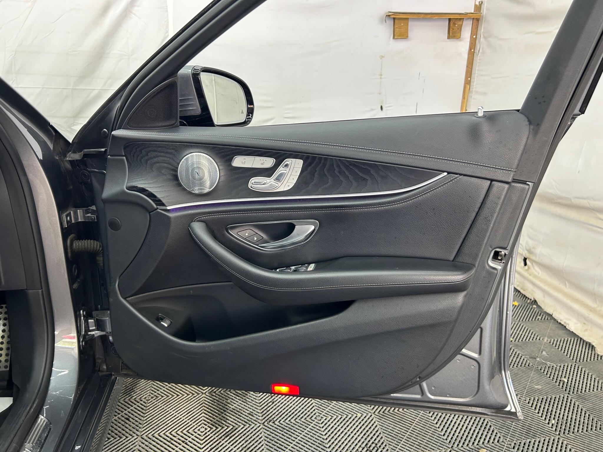 Mercedes-Benz E Class view 26