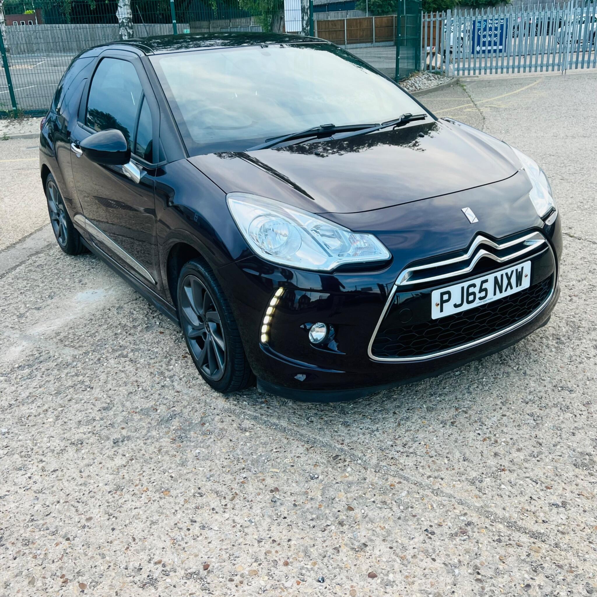 DS Automobiles DS 3 view 5