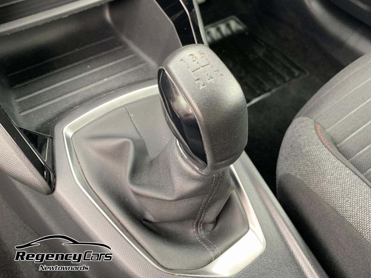 Peugeot 208 view 13
