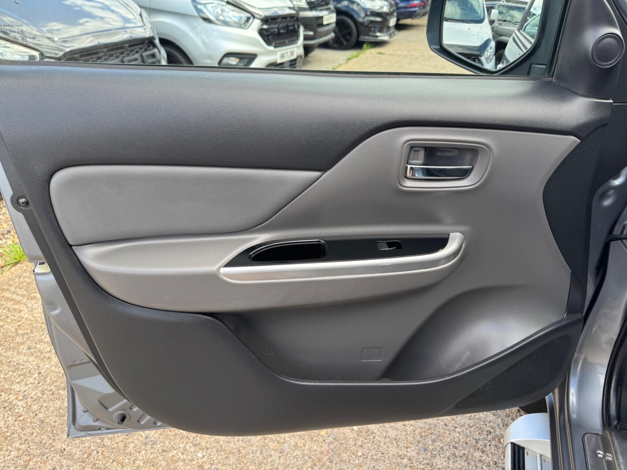 Mitsubishi L200 view 34