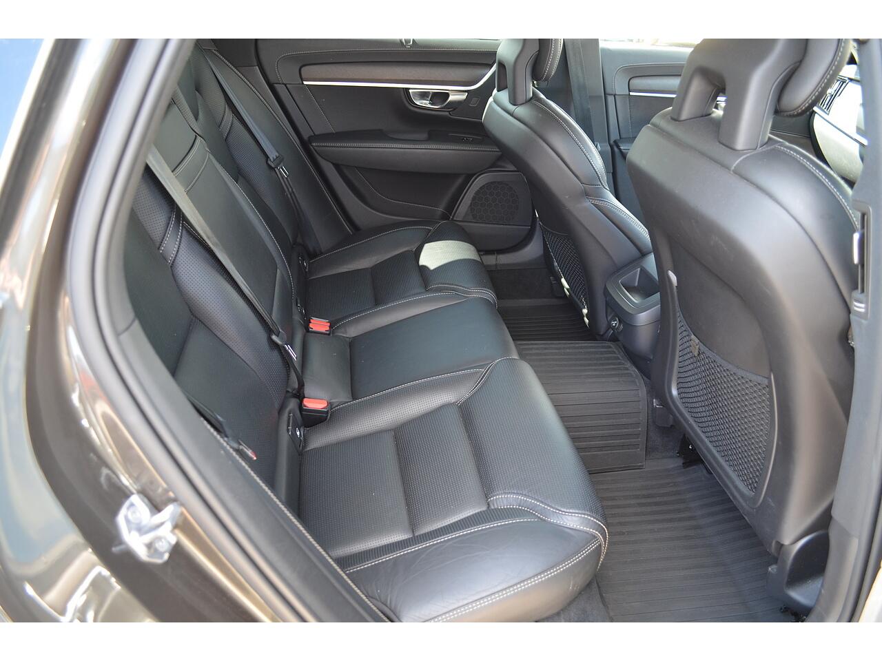 Volvo V90 Cross Country view 23