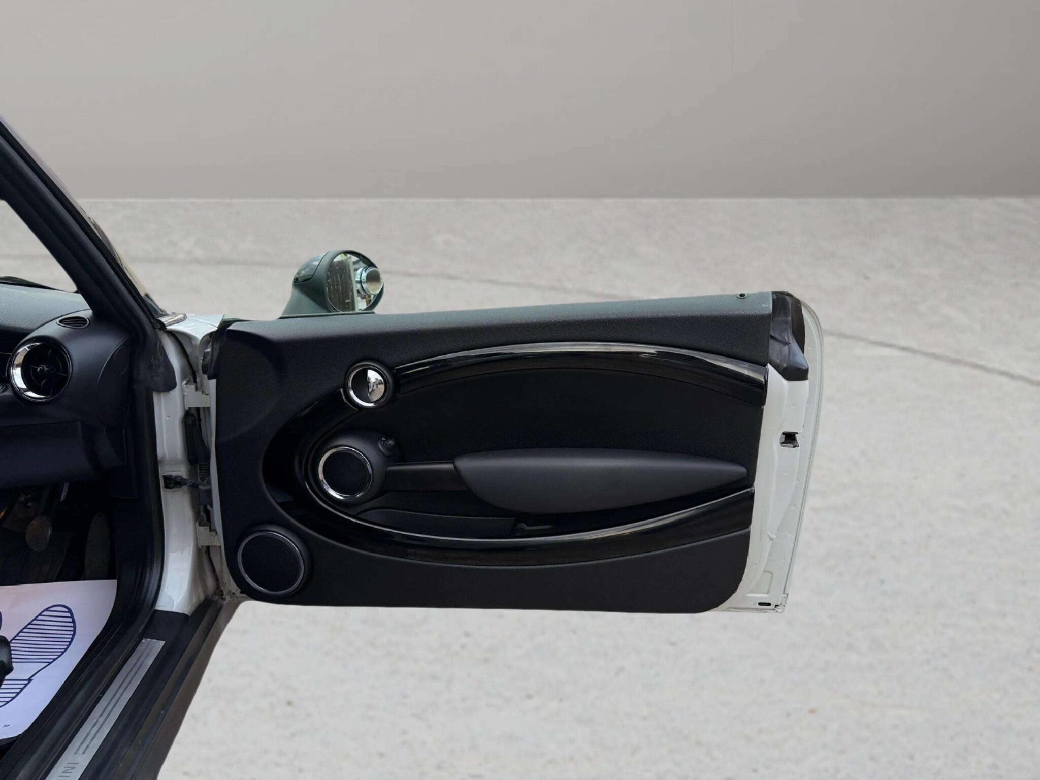 Mini Convertible view 46