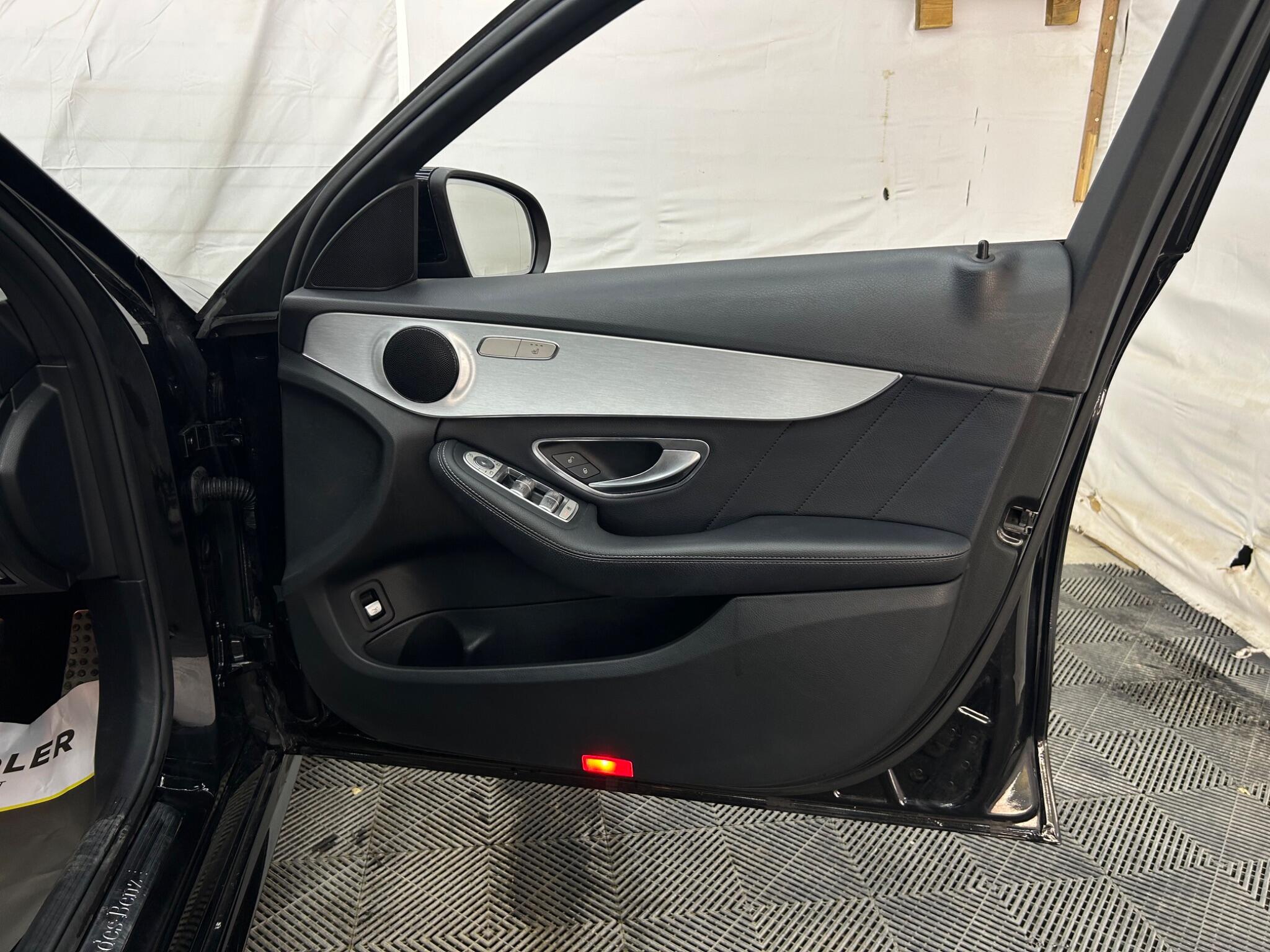 Mercedes-Benz C-Class view 29