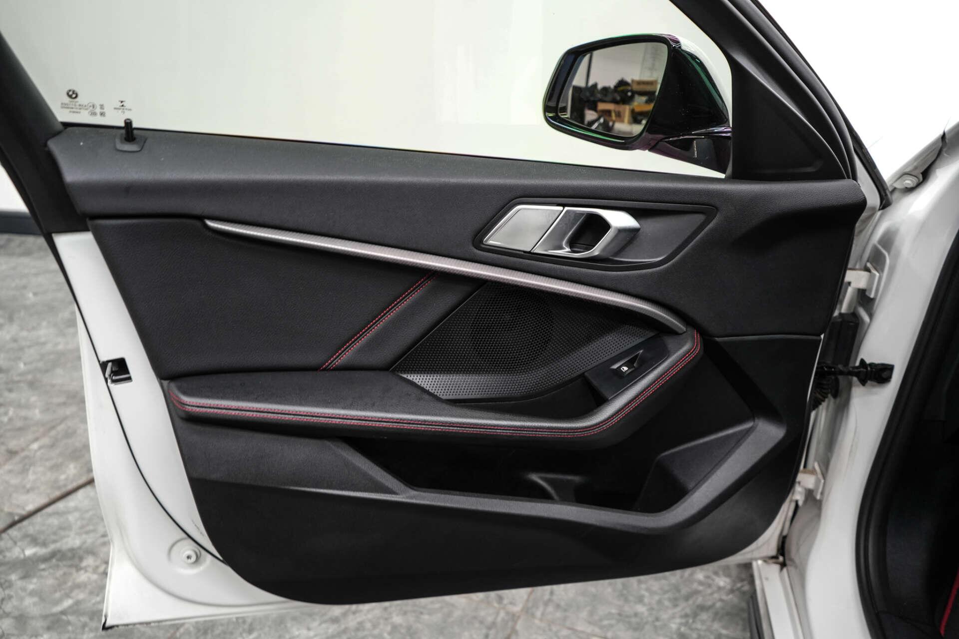 BMW 1 Series view 16