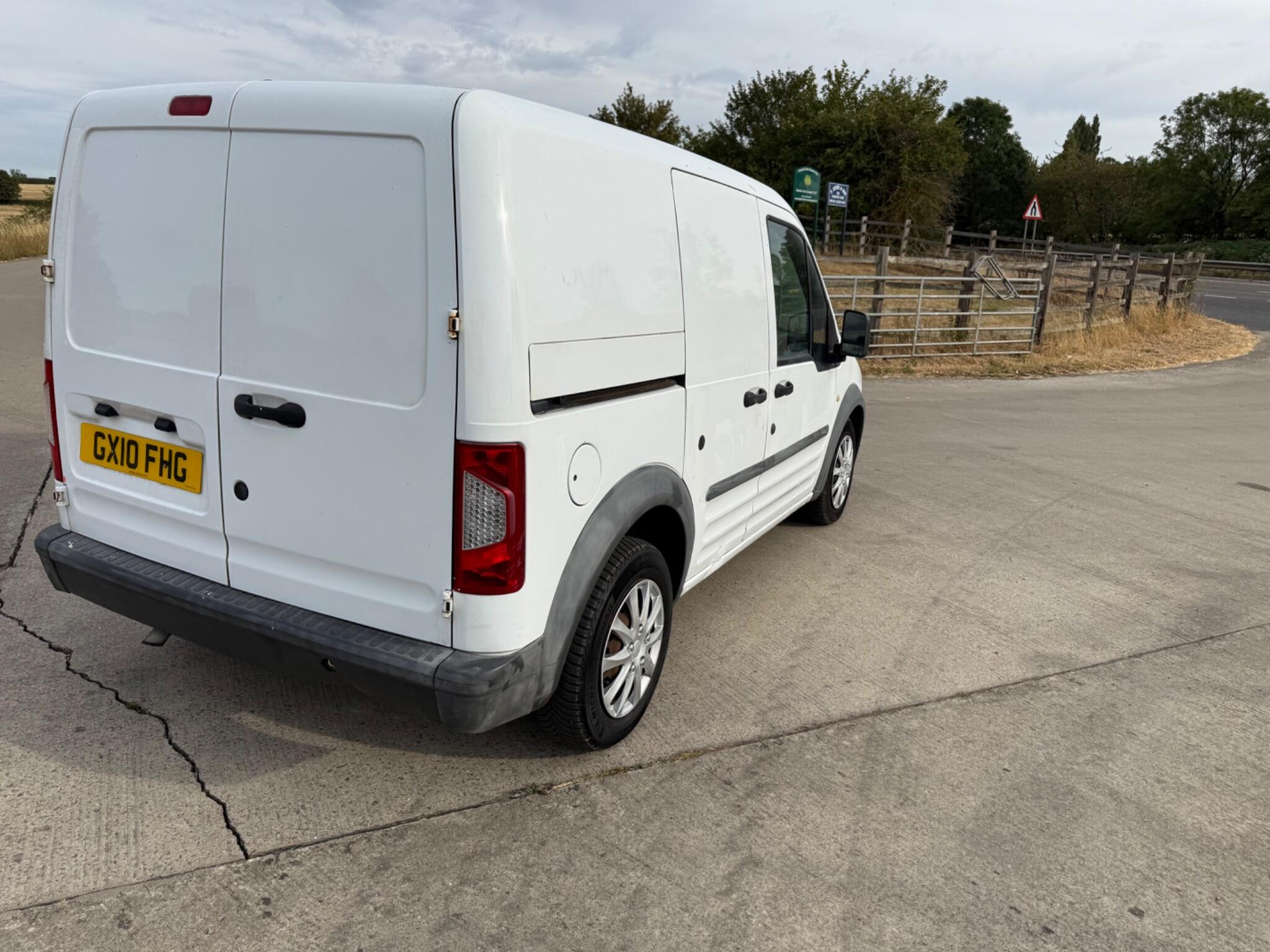 Ford Transit Connect 1.8 TDCi T200 L1 H1 4dr — photo 23 of 86