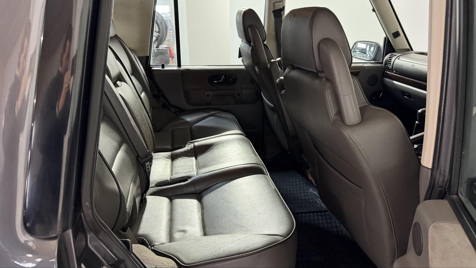 Land Rover Discovery 4 view 16