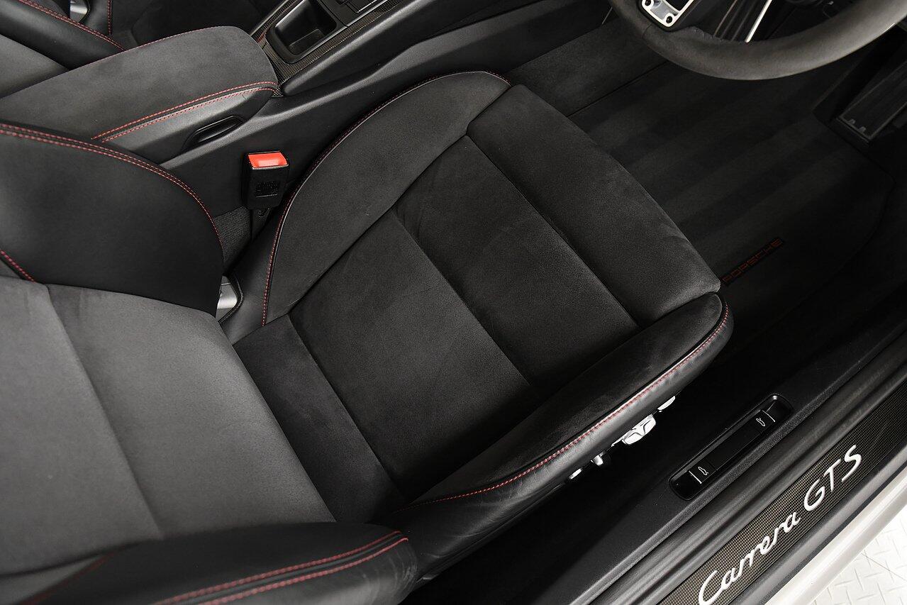 Porsche 911 view 10