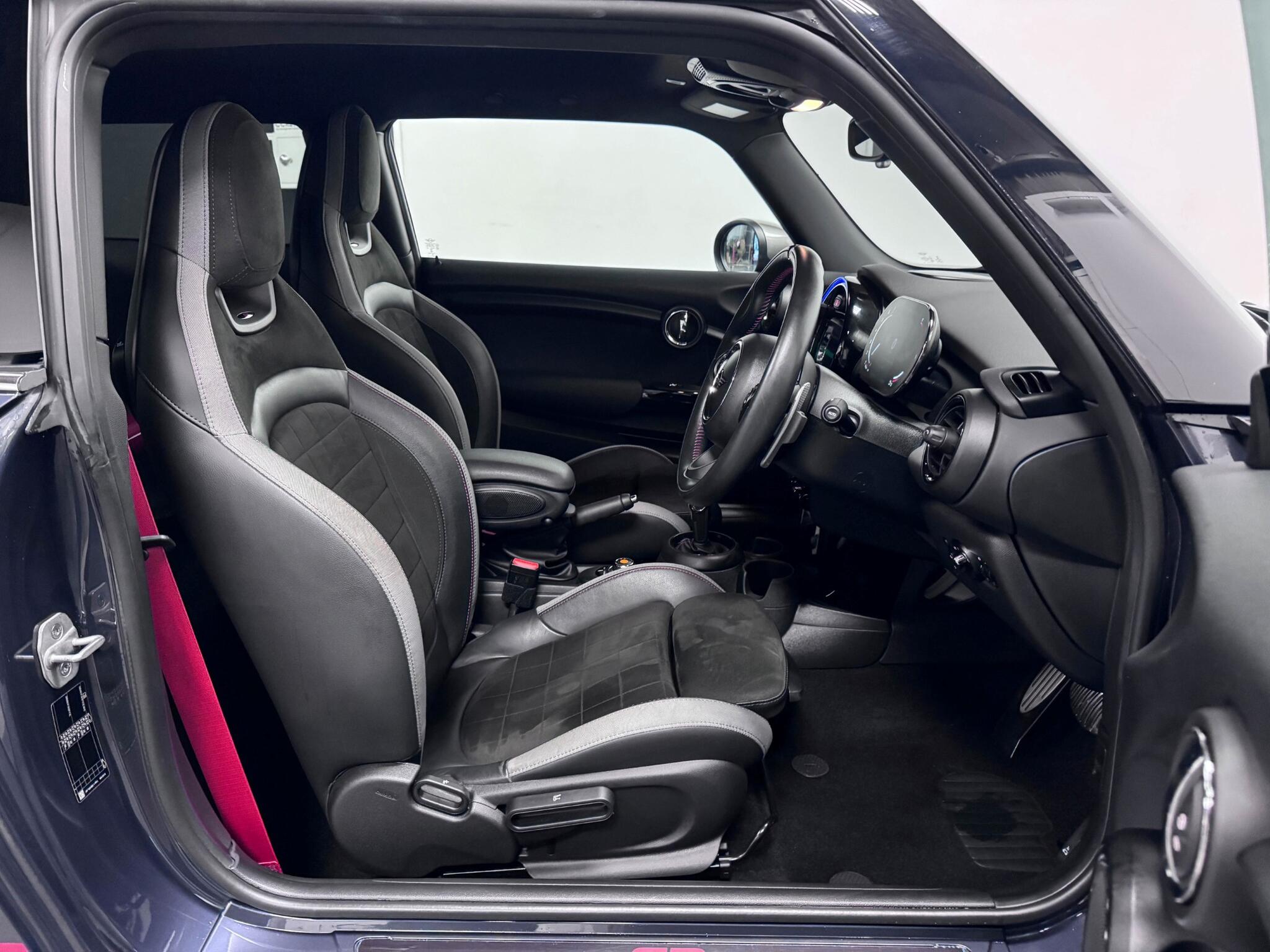 Mini Hatch view 31