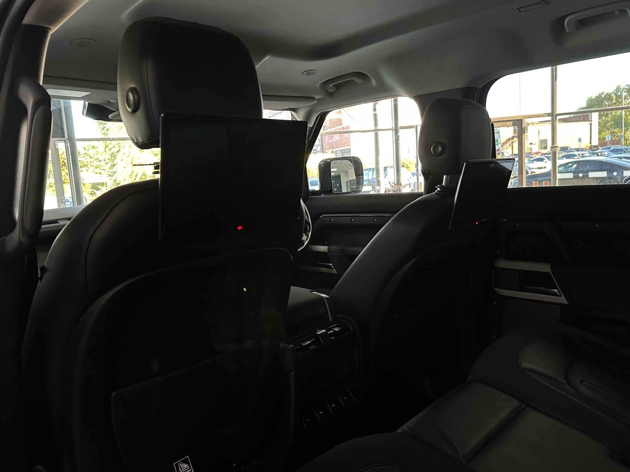 Land Rover Defender 110 view 38